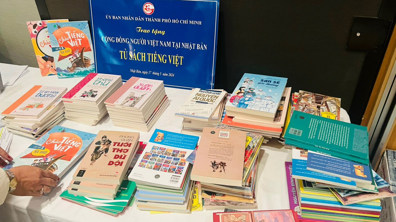 Đồng thời trao tặng Tủ sách tiếng Việt đến Hội người Việt Nam tại Nhật Bản.