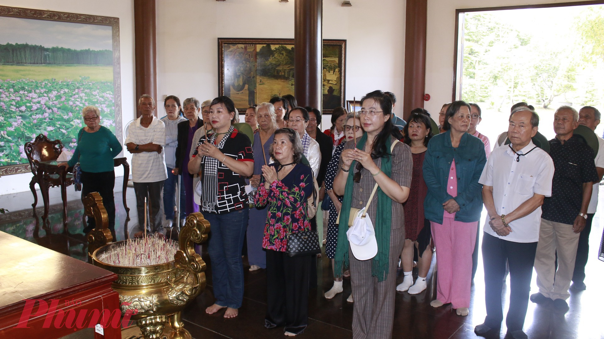 Trong hành trình, đoàn đã đến thắp hương và làm lễ tưởng niệm khu Di tích Cụ Phó bảng Nguyễn Sinh Sắc. Đây là công trình kiến trúc được xây dựng để ghi nhớ công ơn của nhà nho yêu nước và là phụ thân của Chủ tịch Hồ Chí Minh. 