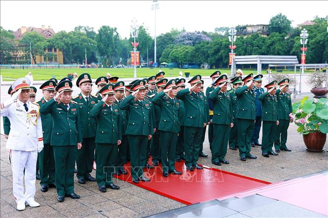 Đoàn đại biểu lãnh đạo, nguyên lãnh đạo Đảng, Nhà nước đặt vòng hoa và vào Lăng viếng Chủ tịch Hồ Chí Minh. Ảnh: Dương Giang/TTXVN