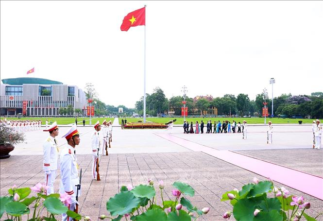 Đoàn đại biểu Thành ủy, HĐND, UBND, UB MTTQ Việt Nam thành phố Hà Nội vào Lăng viếng Chủ tịch Hồ Chí Minh. Ảnh: Dương Giang/TTXVN