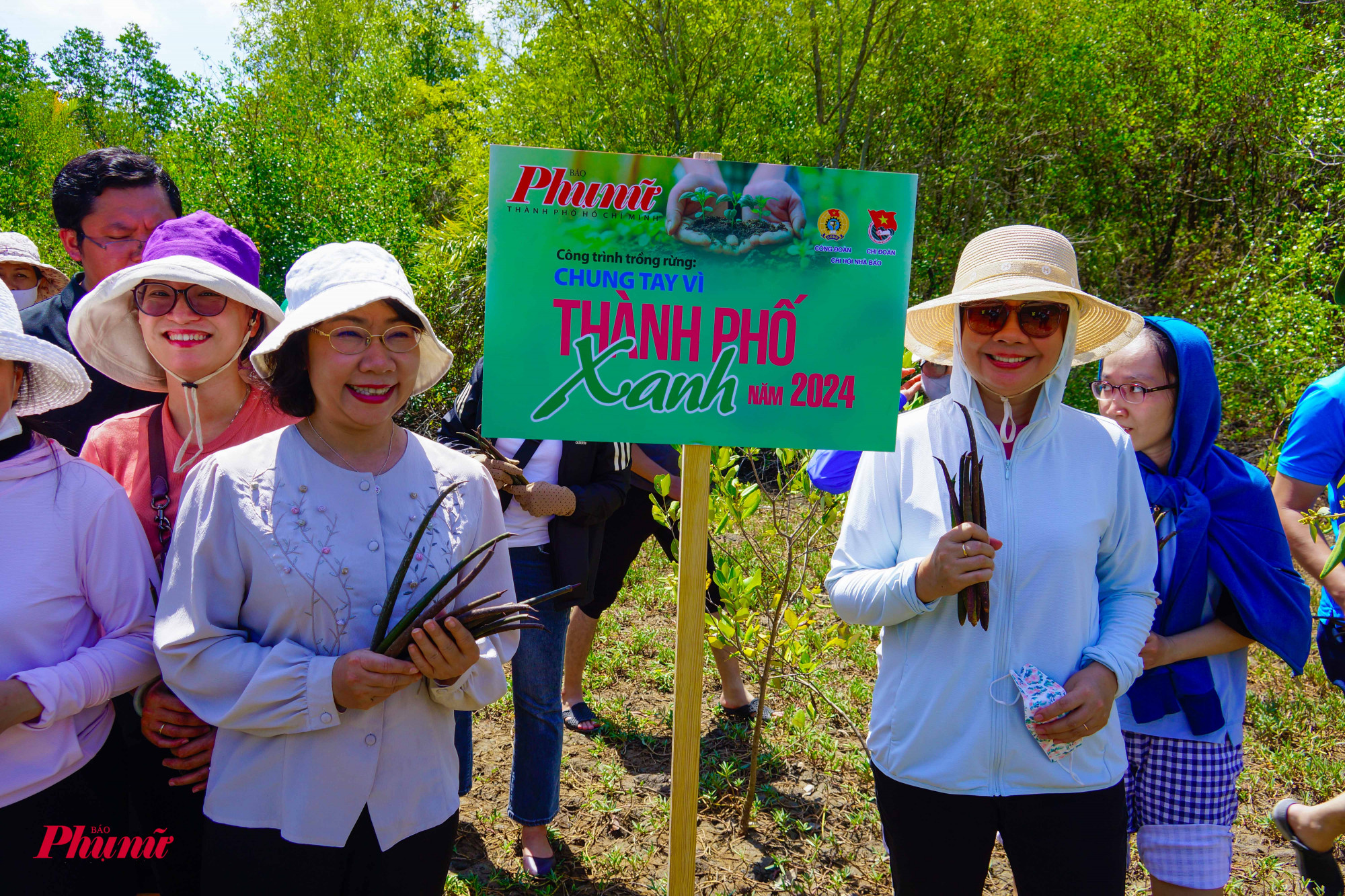 Bà Hàng Thị Thu Nga - Phó Bí thư Đảng ủy Khối Dân - Chính - Đảng TP và bà Lý Việt Trung - Bí thư chi bộ, Tổng biên tập báo phụ nữ TPHCM