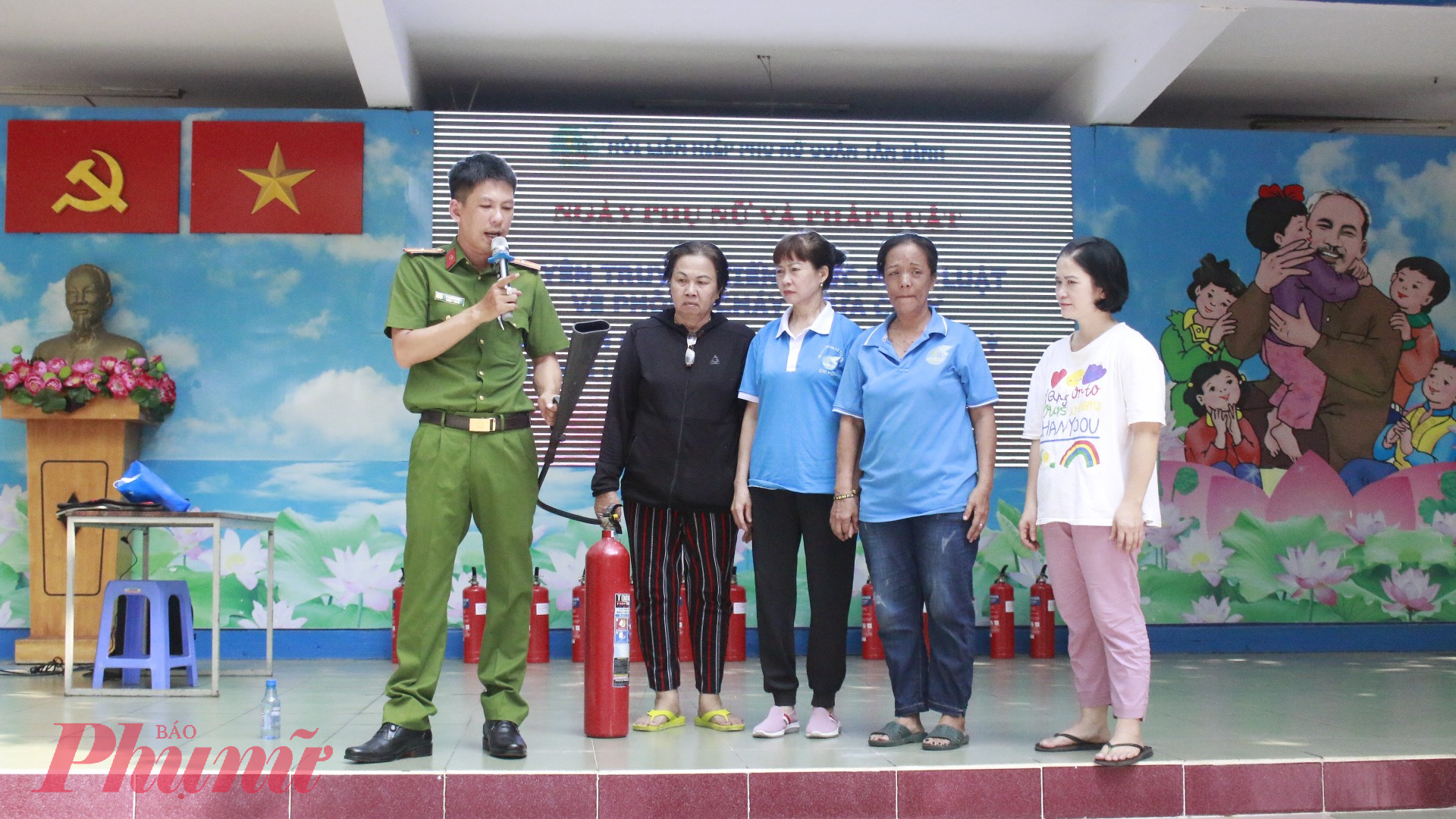 Dịp này Hội LHPN quận cũng tổ chức Ngày phụ nữ và pháp luật với chuyên đề  tuyên truyền Luật Phòng cháy chữa cháy, hướng dẫn xử lý các tình huống cháy nổ, cách sử dụng bình chữa cháy.