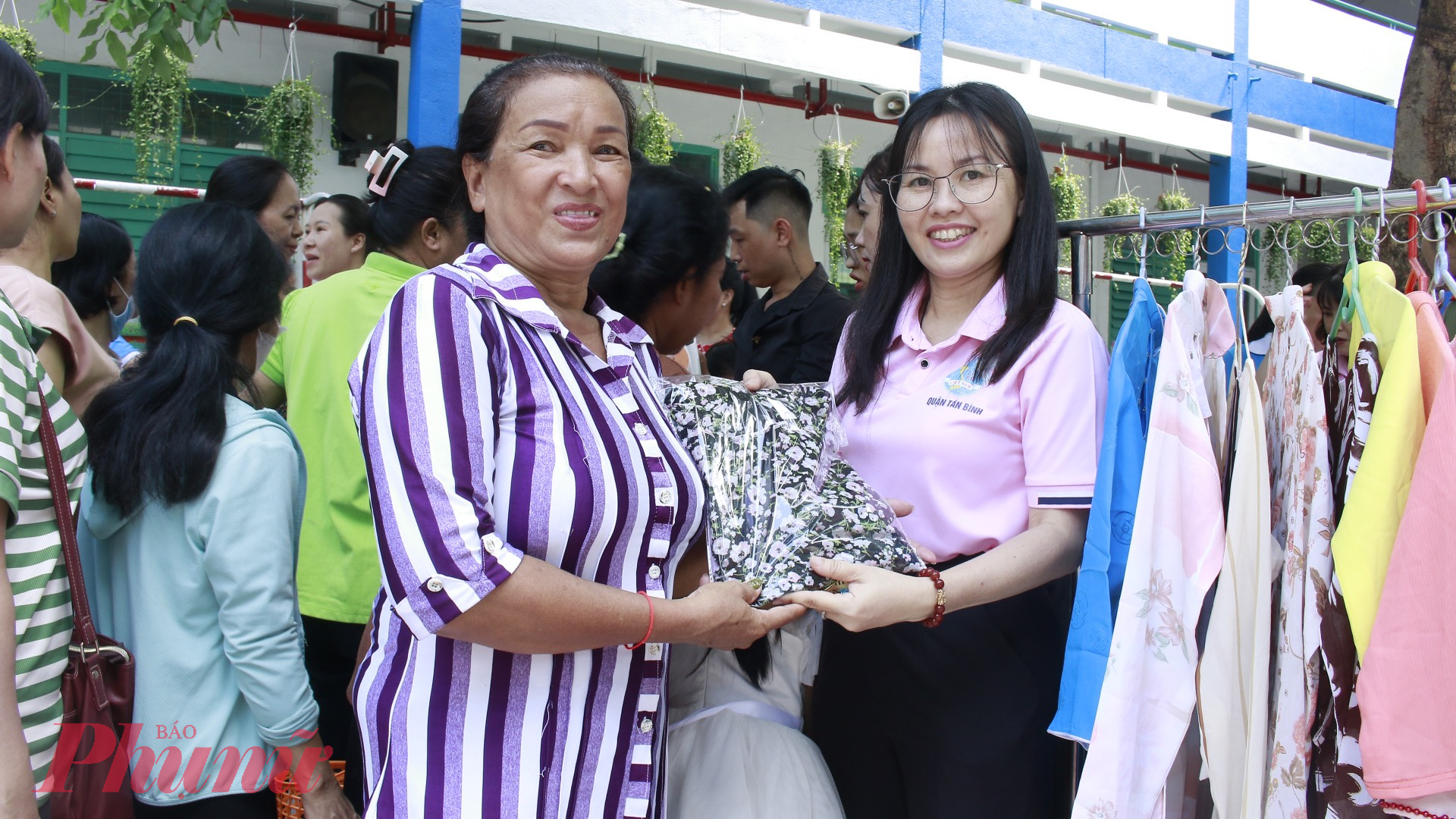 Bà Bùi Thị Hải Hà - Phó chủ tịch Hội LHPN quận Tân Bình trao áo dài yêu thương cho chị em phụ nữ yếu thế.