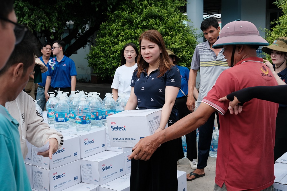 Saigon Co.op và các nhà tài trợ còn đến tận nơi các hộ gia đình neo đơn, khó khăn để trao quà - Ảnh: Saigon Co.op