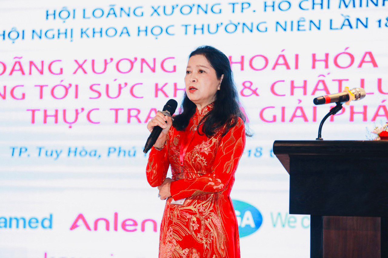 PGS.TS.BS Lê Anh Thư - Chủ tịch Hội Loãng xương TPHCM, Phó Chủ tịch Hội Thấp khớp học Việt Nam báo cáo tại Hội nghị “Loãng xương - Thoái hóa khớp, tác động tới sức khỏe và chất lượng sống, thực trạng và các giải pháp” - Ảnh: Anlene