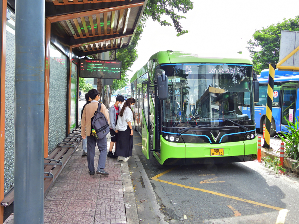 Hiện tại TPHCM chưa ban hành định mức kinh tế kỹ thuật và đơn giá xe buýt điện nên các đơn vị còn e dè đầu tư. Trong ảnh: Xe buýt điện tuyến D4 đang đón khách ở trung tâm thành phố - ẢNH: PHÙNG HUY