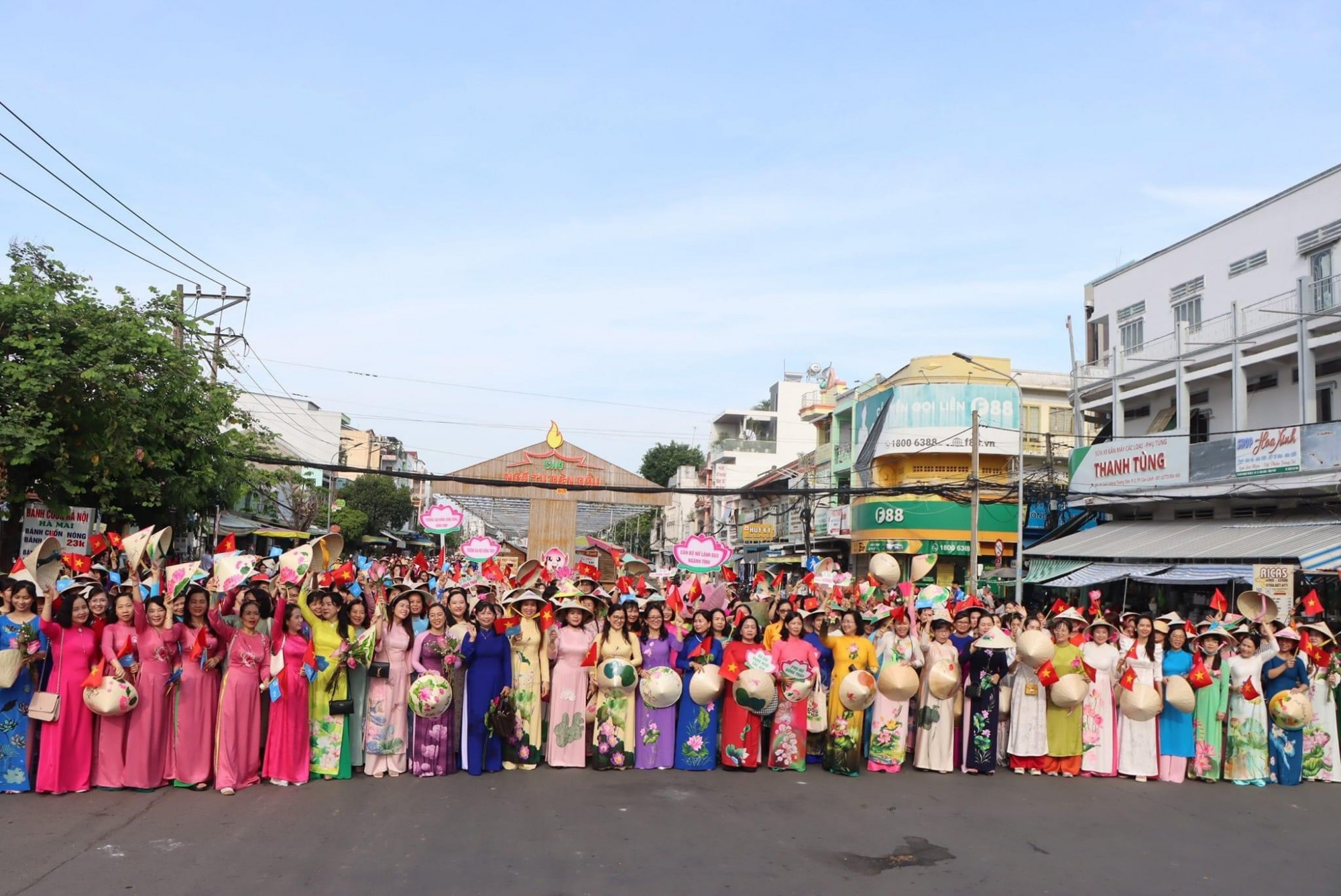 Sau lễ thắp hương, 5.500 phụ nữ mặc áo dài có họa tiết sen tham gia diễu hành, lan tỏa nét đẹp chiếc áo dài truyền thống của dân tộc.