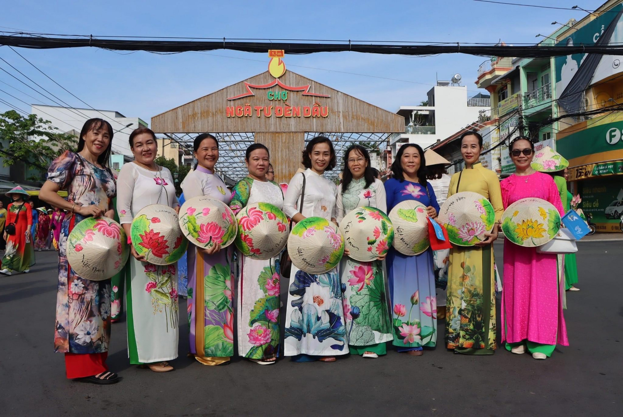 Sau khi xuất phát tại Khu di tích Nguyễn Sinh Sắc, thân sinh Chủ tịch Hồ Chí Minh (phường 4, thành phố Cao Lãnh), hình ảnh các đại biểu phụ nữ được chia thành từng cụm đi dọc một số tuyến đường phường 4, phường 2 (TP Cao Lãnh) trở nên đẹp rạng ngời với chiếc áo dài Việt Nam.