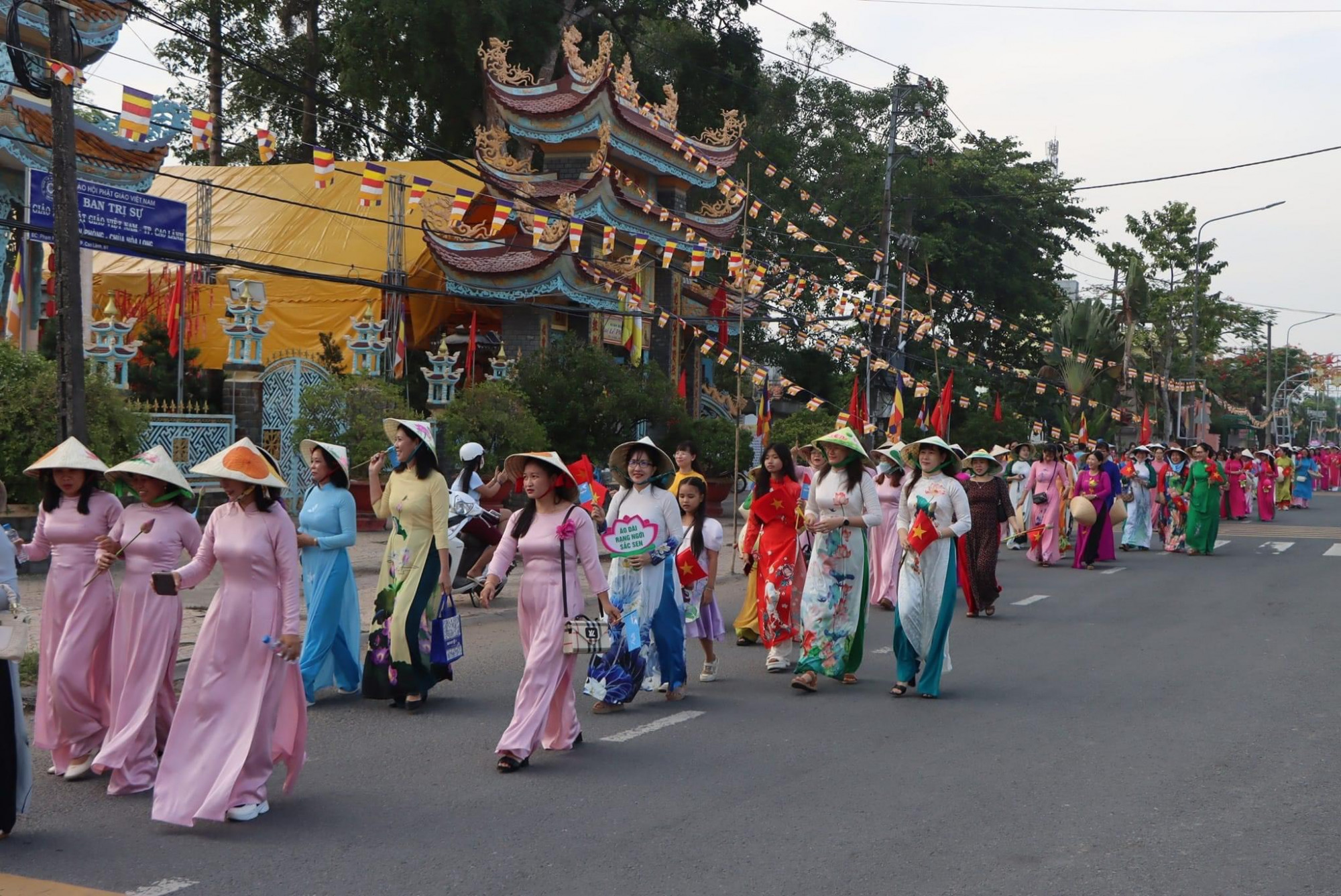 Quang cảnh đại biểu diễu hành áo dài “Rạng ngời sắc sen” tại Khu di tích Nguyễn Sinh Sắc.