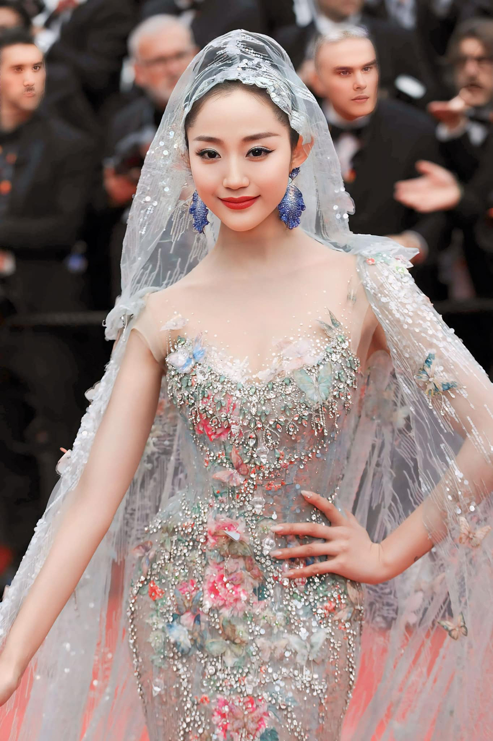 Nữ nhạc sĩ, diễn viên Trung Quốc Vạn Thiên Huệ xuất hiện trên thảm đỏ