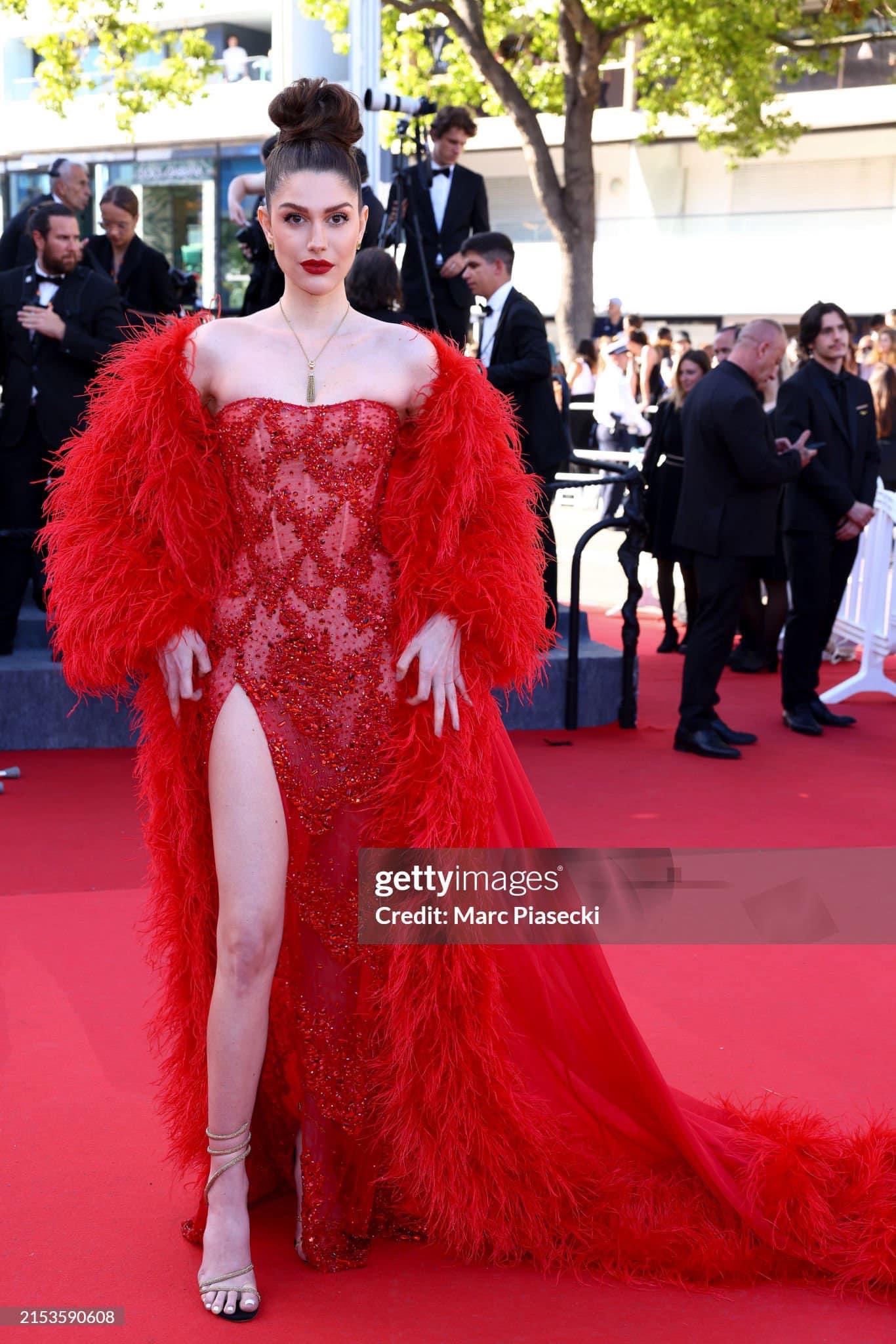 Miss Grand International 2022 - Isabella Menin lựa chọn thiết kế của Hoà để xuất hiện tại thảm đỏ Liên hoan phim Cannes lần thứ 77.  