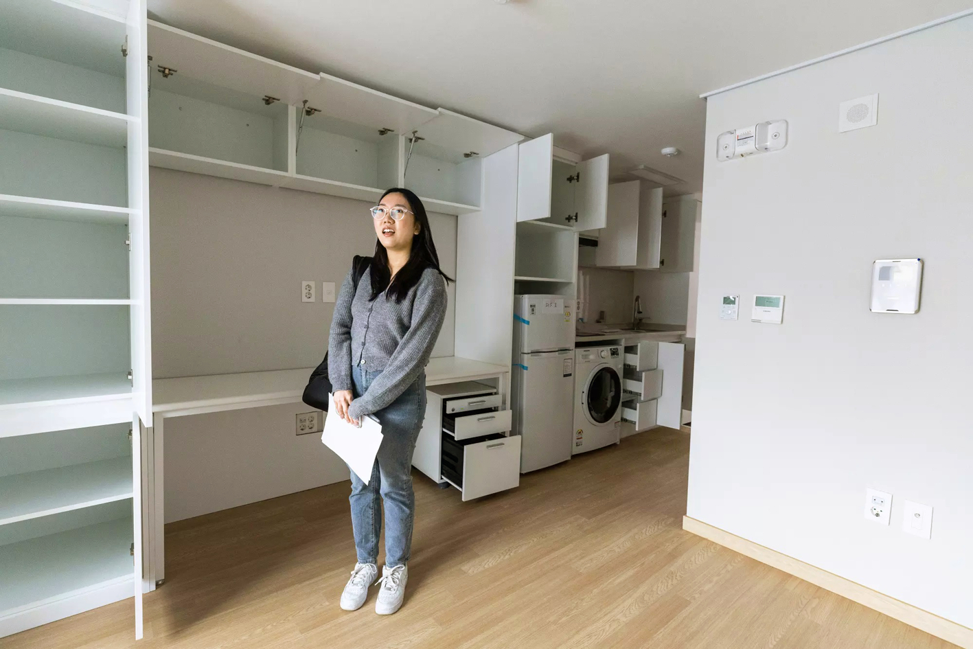 Kim Do-yeon - một nhân viên bán hàng 26 tuổi - ngỡ ngàng khi bước vào căn hộ xã hội mà cô vừa được thuê ở quận Dongjak, Seoul với giá chỉ 7 USD/tháng - ẢNH: JEAN CHUNG (Los Angeles Times)