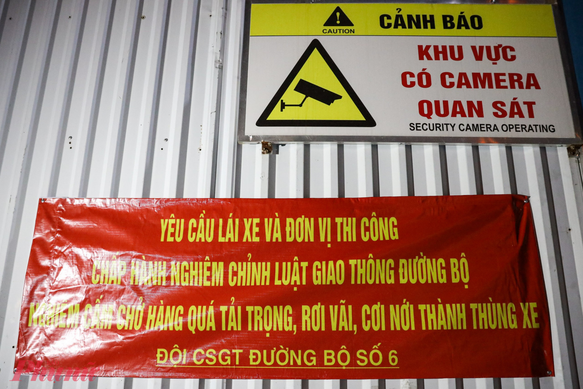 Hàng trăm tấm băng rôn, áp phích đã được Đội CSGT số 6 chuẩn bị với nội dung tuyên truyền liên quan đến hoạt động vận tải hàng hóa và triển khai đến các công trường xây dựng, đơn vị, doanh nghiệp trên địa bàn quận Cầu Giấy, Bắc Từ Liêm, Nam Từ Liêm (Hà Nội).  