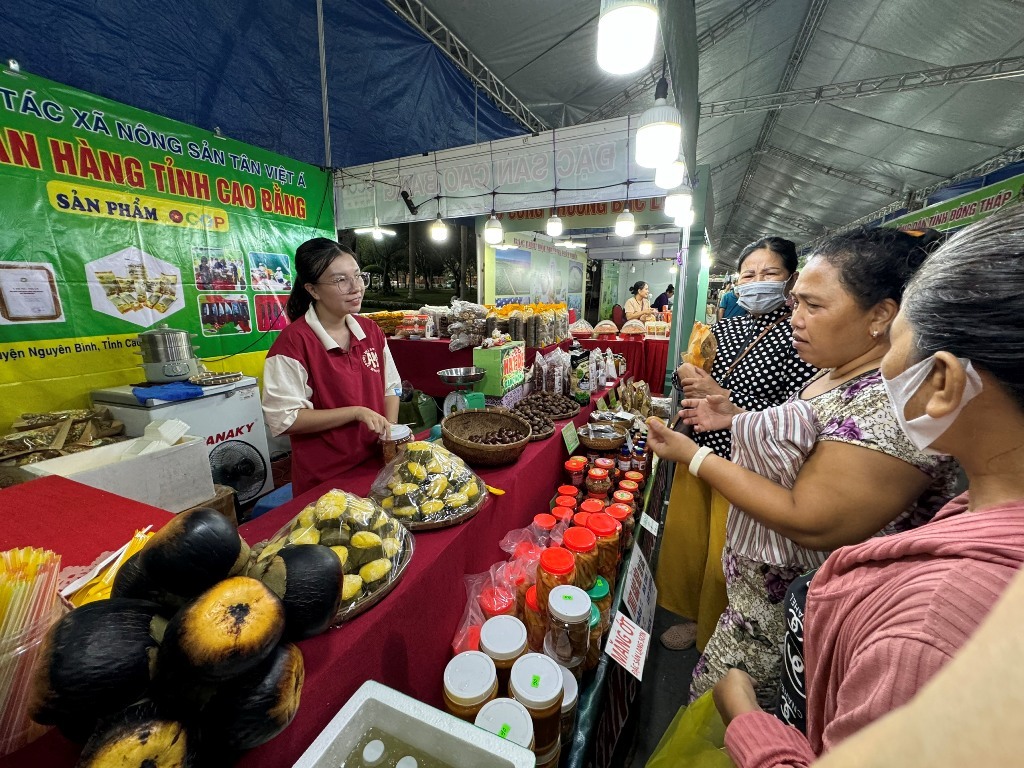 Lễ hội đã thu hút trên 100.000 lượt khách đến tham quan, thưởng lãm và mua sắm