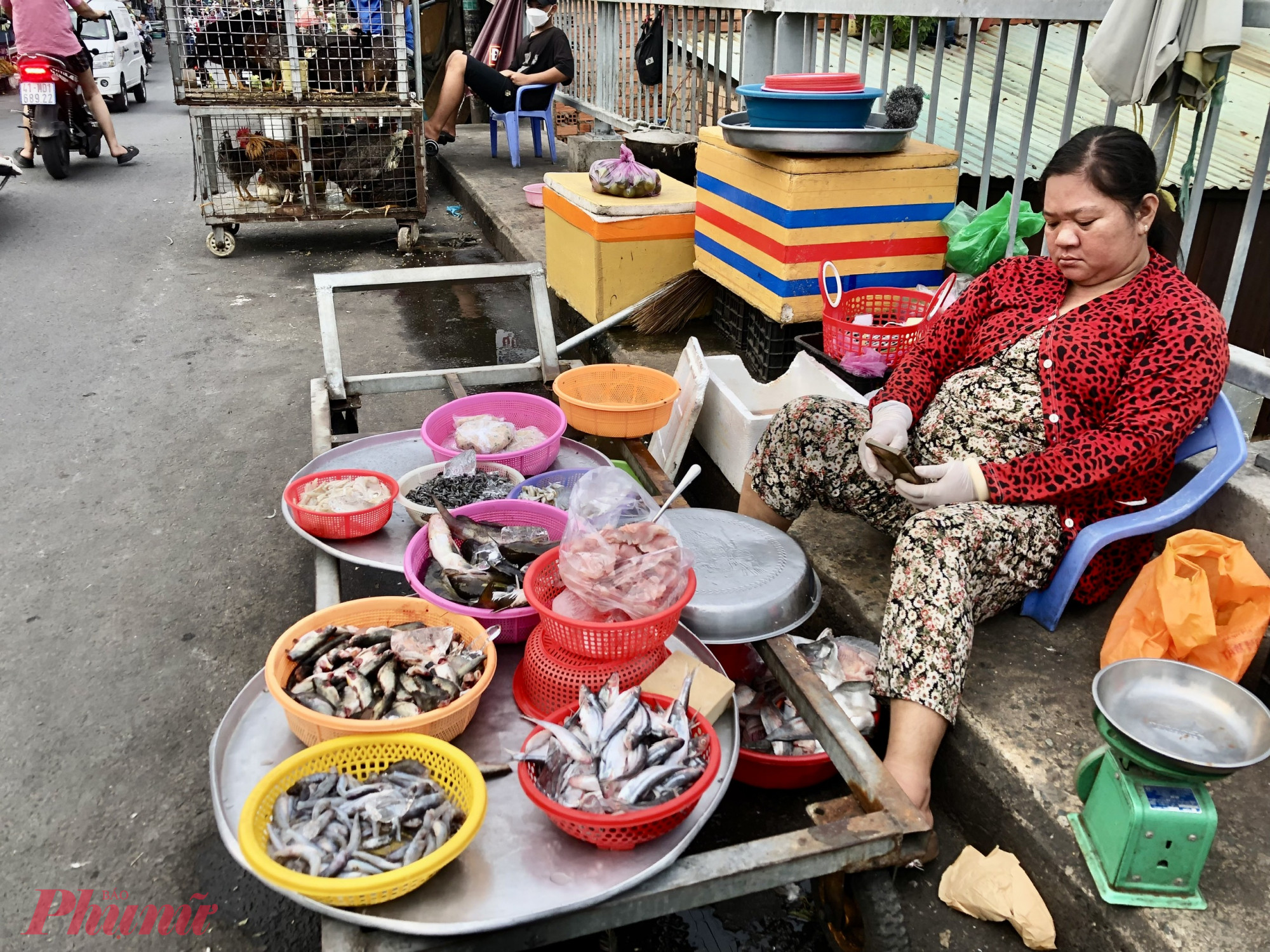 Ghi nhân tại các điểm bán khác, mỗi nơi bán một mức giá khác nhau. Như tại cầu Mỹ Thuận (giáp ranh 3 quận 6, 8 và Bình Tân), người bán bày mâm cá nạo đỏ au lộ thiên, bên dưới đất còn vương vãi xác các nhưng không rõ đó là cá thác lác hay cá nàng hai. “Cá này chuẩn 100% là cá thác lác nên có giá 240.000 đồng/kg” - người bán nói. 