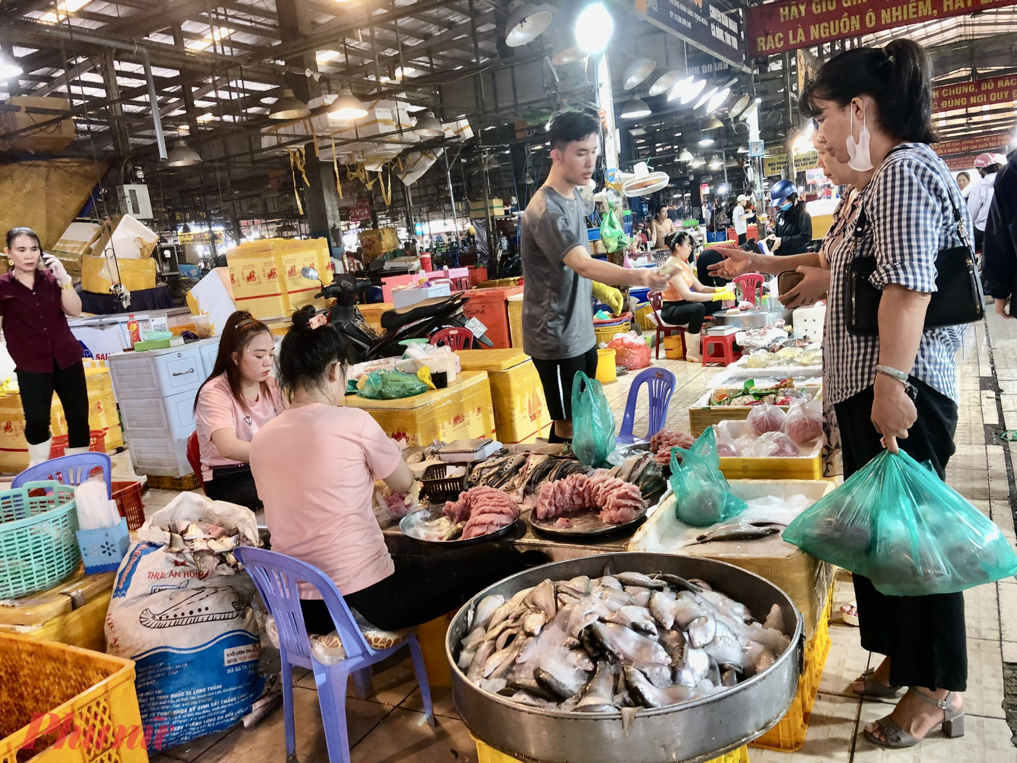 Theo một chủ vựa tại chợ Bình Điền, cá nàng hai được người bán gọi là cá thác lác cườm vì có hình dạng rất giống với cá thác lác, nhưng đặc điểm dễ phân biêt là cá nàng hai có các chấm đen như hạt cườm ở phần đuôi. 