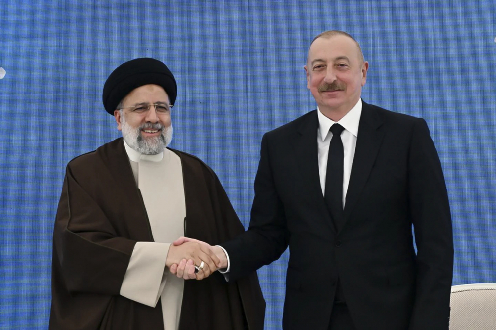 Tổng thống Iran Ebrahim Raisi và Tổng thống Azerbaijan Ilham Aliyev gặp nhau ở biên giới Azerbaijan-Iran, ngày 19/5/2024 - Ảnh: Iran's Presidency/WANAHandout