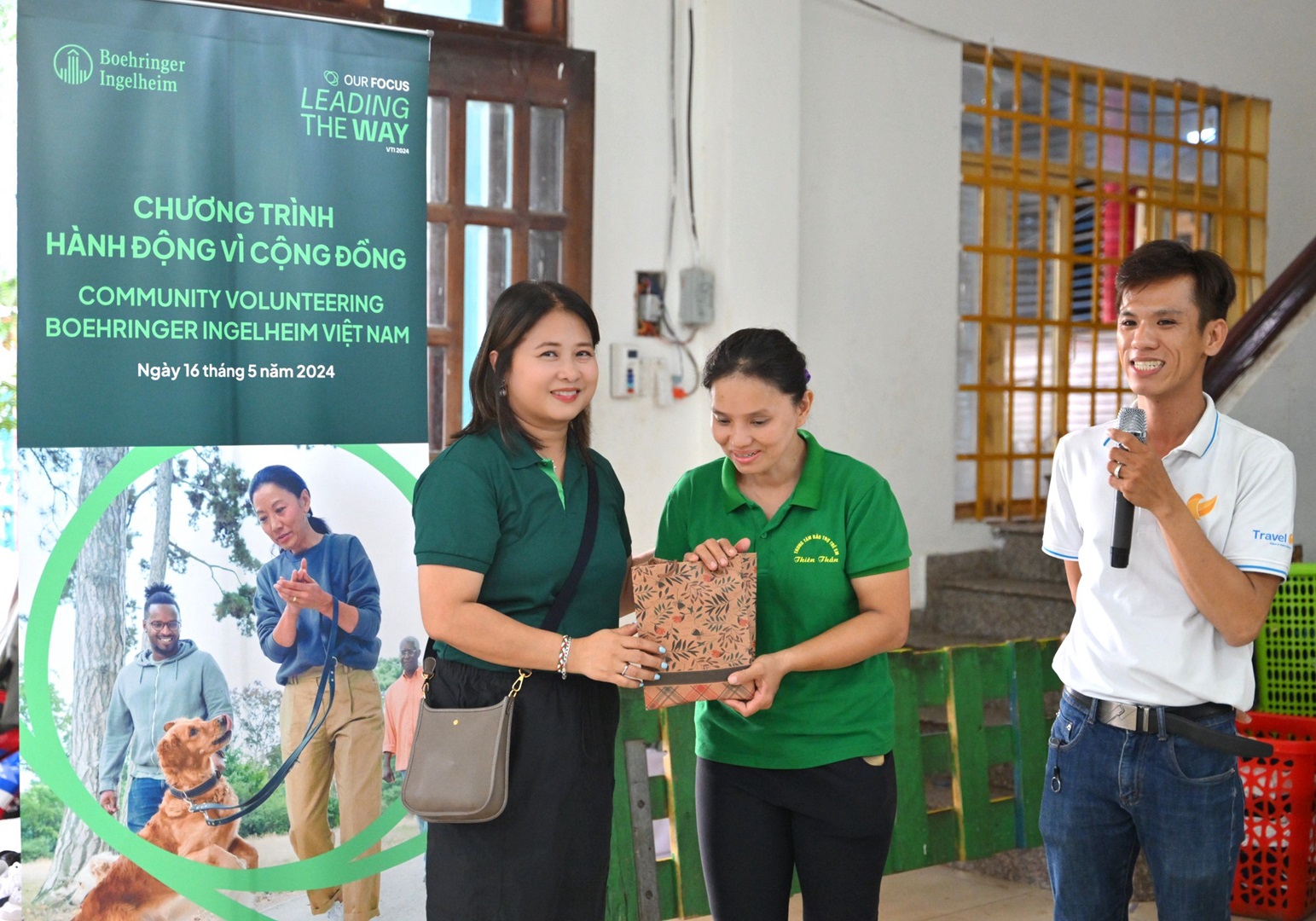 Bà Cyndy Bautista-Galimpin - Tổng giám đốc Công ty Boehringer Ingelheim Việt Nam (bên trái) và đại diện Mái Ấm Thiên Thần tại Chương trình hành động vì cộng đồng - Ảnh: Boehringer Ingelheim Việt Nam