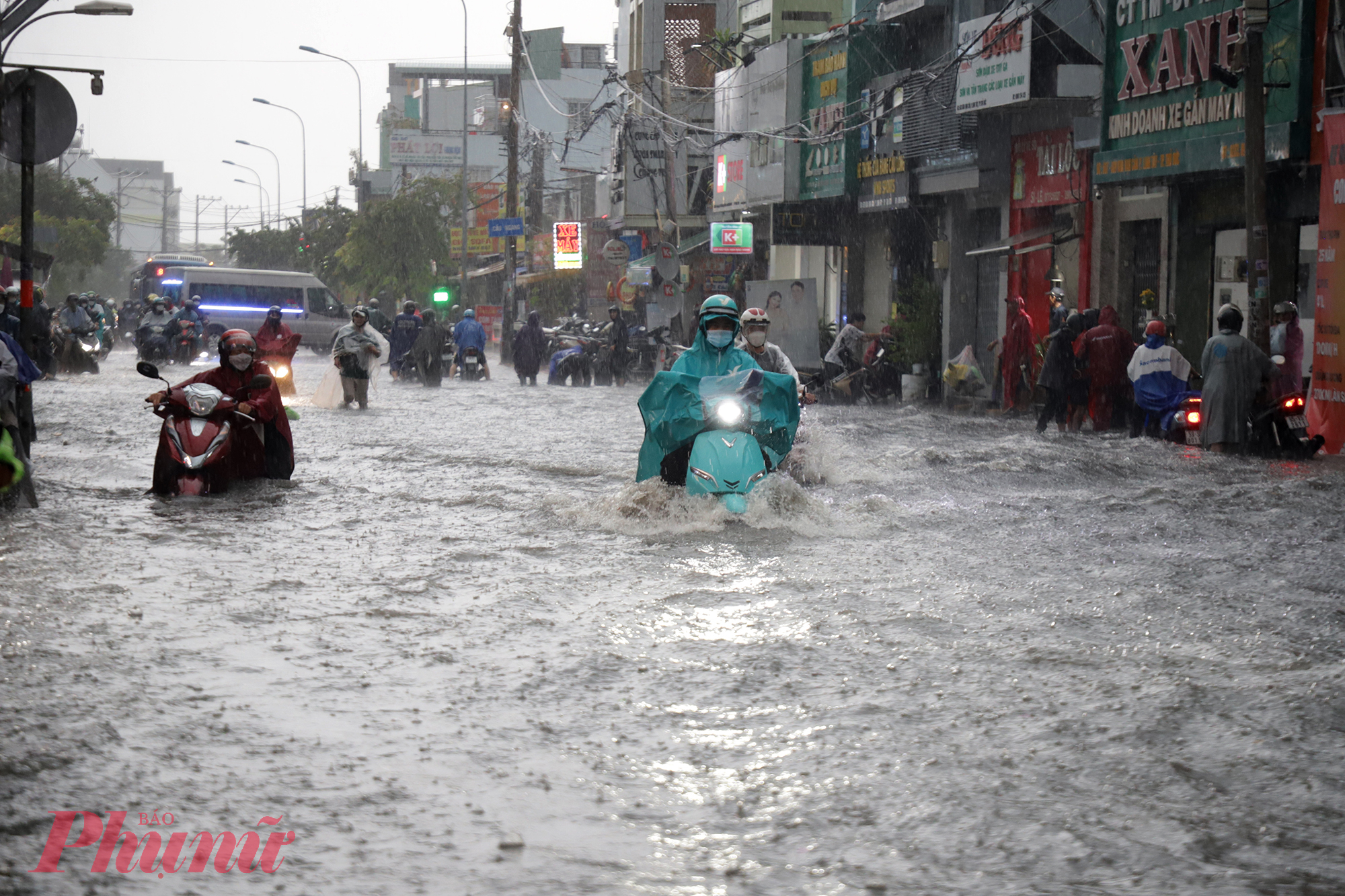 Cơn mưa lớn chiều 20/5 khiến nhiều tuyến đường ở TP Thủ Đức ngập nặng.