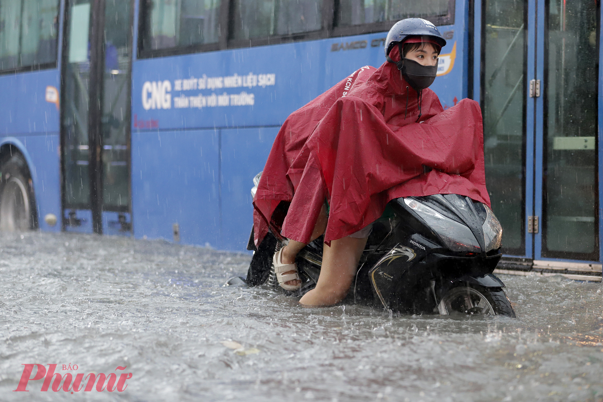 Cơn mưa đúng vào giờ tan tầm, nước lớn, xe chết máy khiến nhiều phụ huynh 'điêu đứng' trong dòng nước.