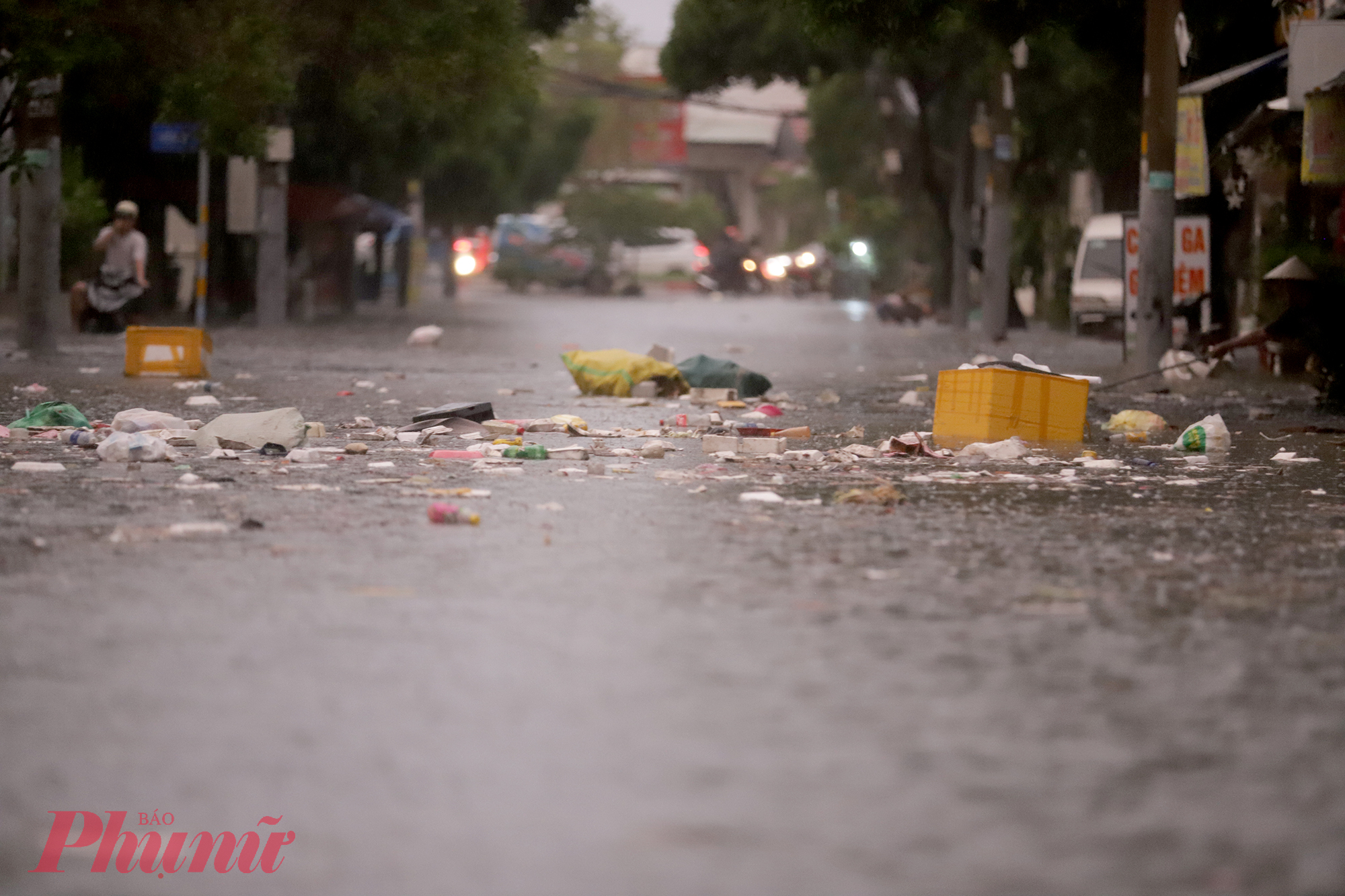 Cơn mưa kéo theo đủ loại rác thải trôi kín các con đường.