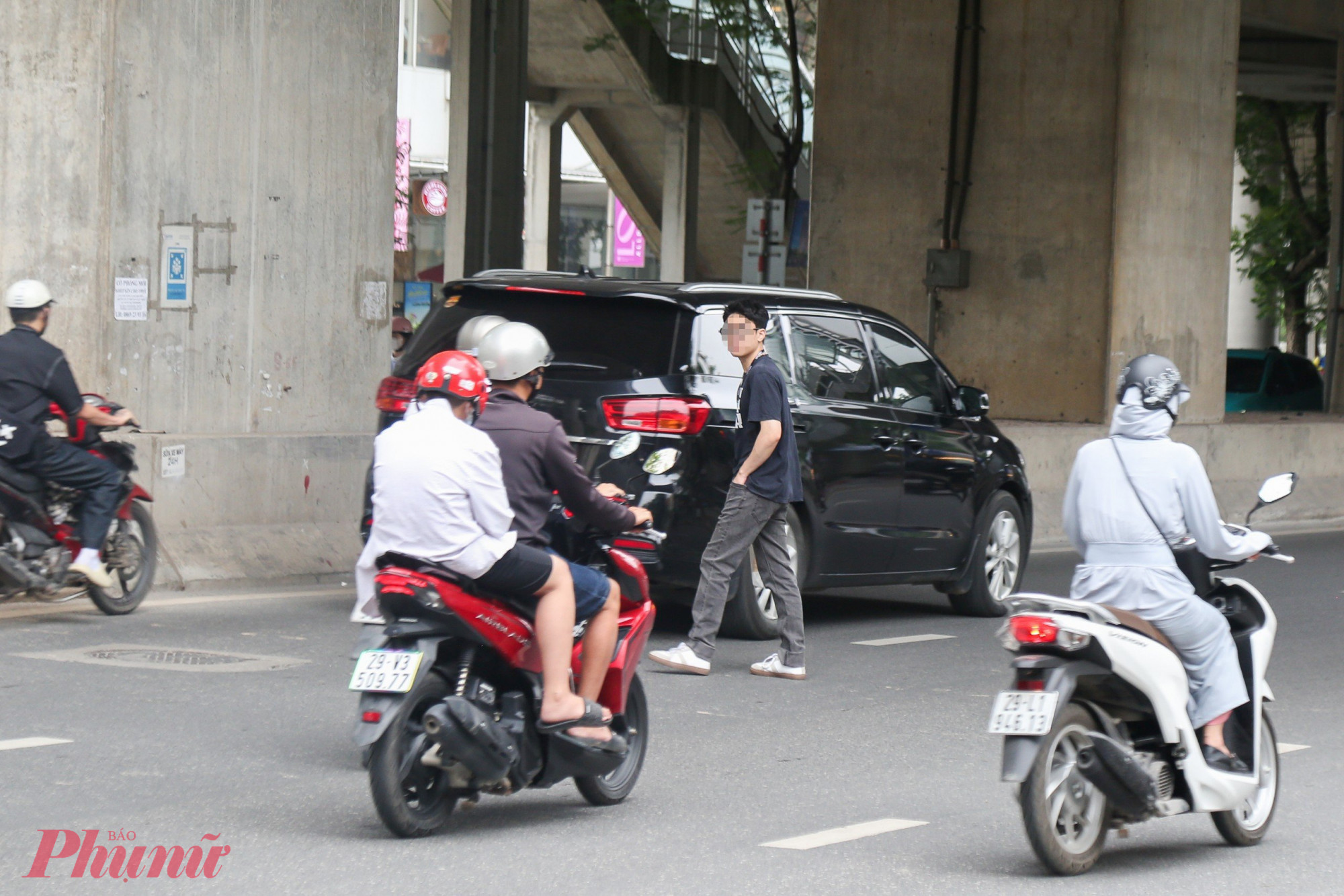 Thời gian gần đây, tình trạng người đi bộ sang đường không đúng nơi quy định diễn ra phổ biến ở Hà Nội và các thành phố lớn. Tình trạng này xảy ra nhiều tại các khu vực nút giao, ngã tư với nhiều điểm giao cắt.