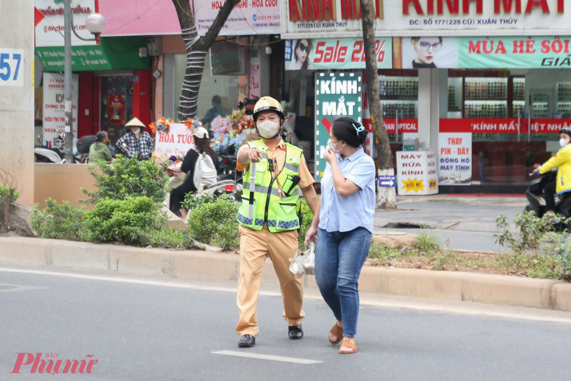 Tổ Công tác Đội CSGT số 6 kiểm tra, xử lý người đi bộ vi phạm tại tuyến đường Cầu Giấy (Hà Nội). Nhiều người tỏ ra bất ngờ khi bị xử phạt.