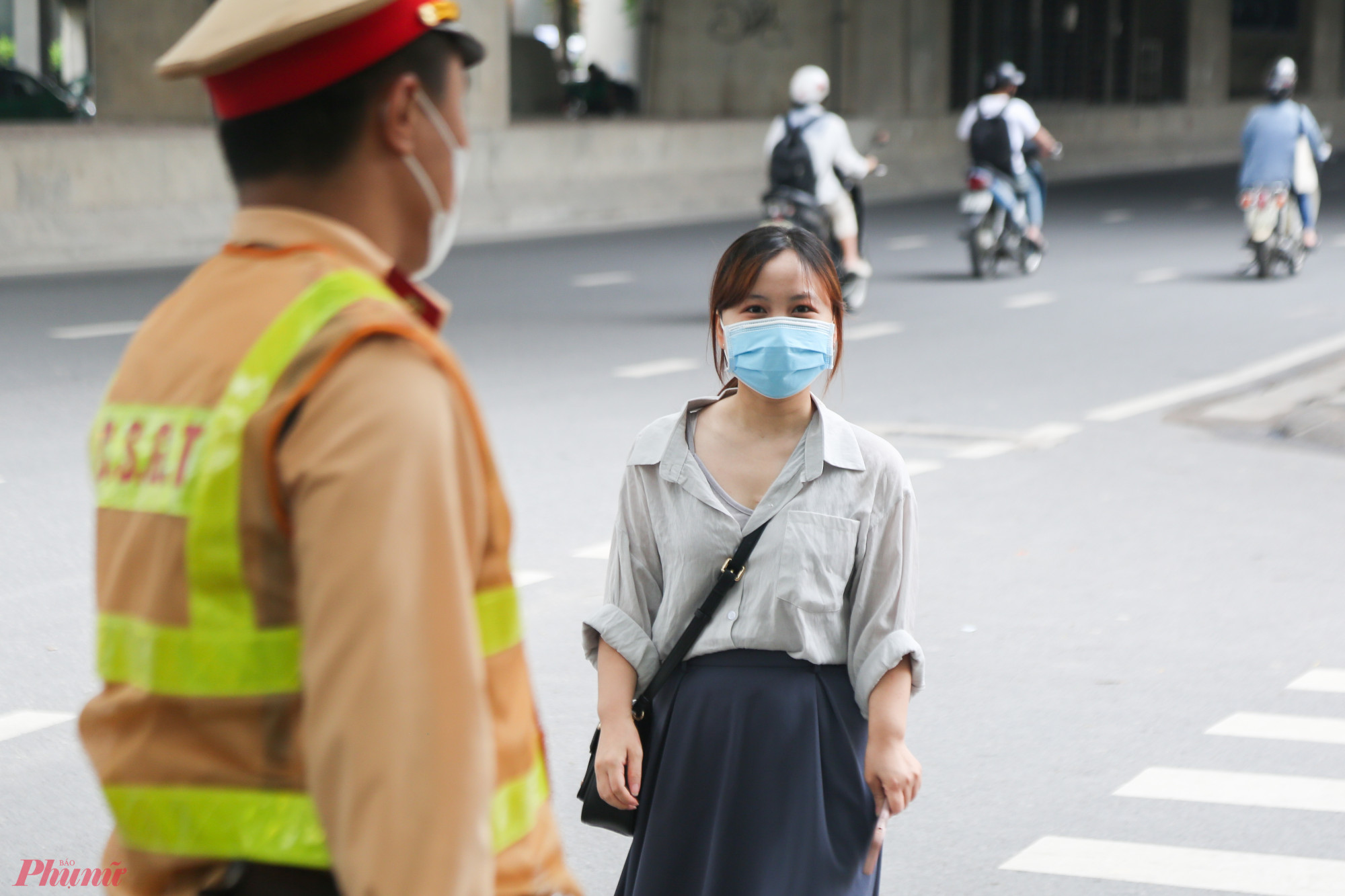 xBạn N.H L. (22 tuổi, Cầu Giấy, hà Nội) tỏ ra bất ngờ khi bị CSGT dừng lại và thông báo lỗi vi phạm, xử phạt. L. cho biết đang trên đường đi làm, điểm cầu vượt hay dải phân cách dành cho người đi bộ cách nơi cần sang đường khá xa nên đành bất chấp.