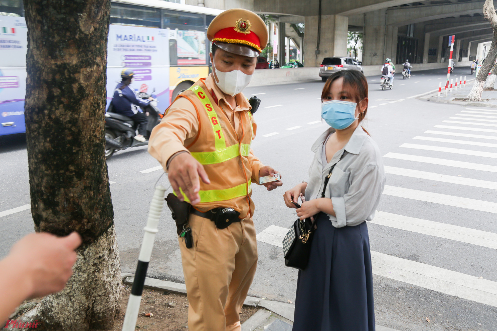 “Tuyến đường đông phương tiện , nên khi qua đường sai quy đinh như vậy, vừa đi phải nhìn trước ngó sau rất nguy hiểm. Tuy nhiên, để thuận lợi việc di chuyển nên mình thường không để ý, hôm nay là lần đầu bị xử phạt, mình rất bất ngờ.” L. cho hay.