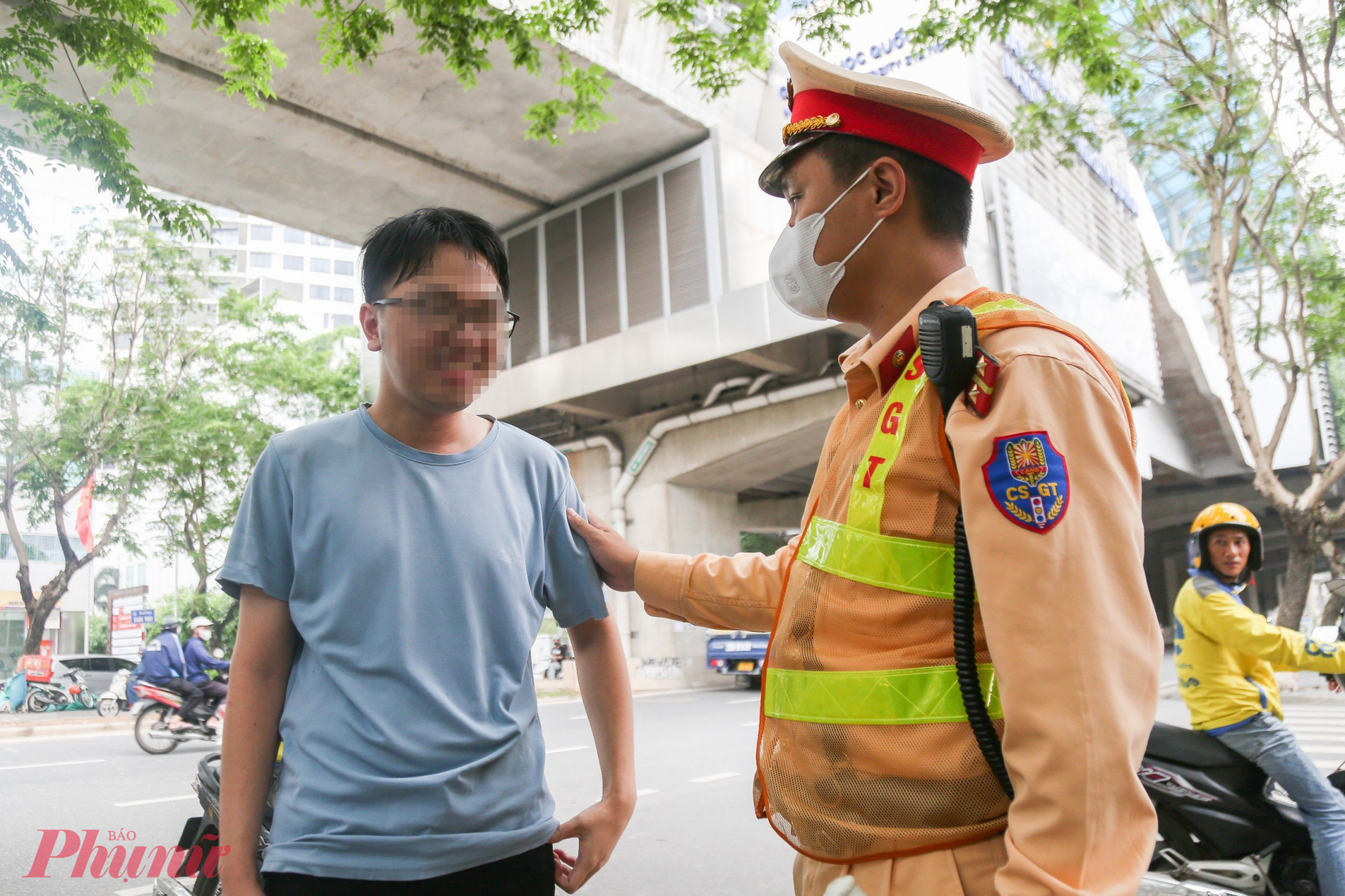 Cũng giống như L., nam sinh H.H.L, sinh viên một trường đại học tại khu vực Cầu Giấy khá bối rối khi thấy hiệu lệnh dừng của CSGT. Được cán bộ CSGT nhắc nhở, tuyên truyền về các quy định pháp luật, N đã nhận thức được hành vi vi phạm của mình và cam kết không tái phạm.