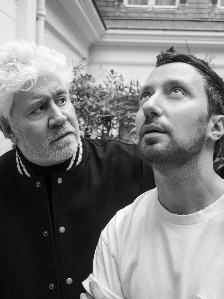 Giám đốc sáng tạo Anthony Vaccarello và đạo diễn Pedro Almodóvar