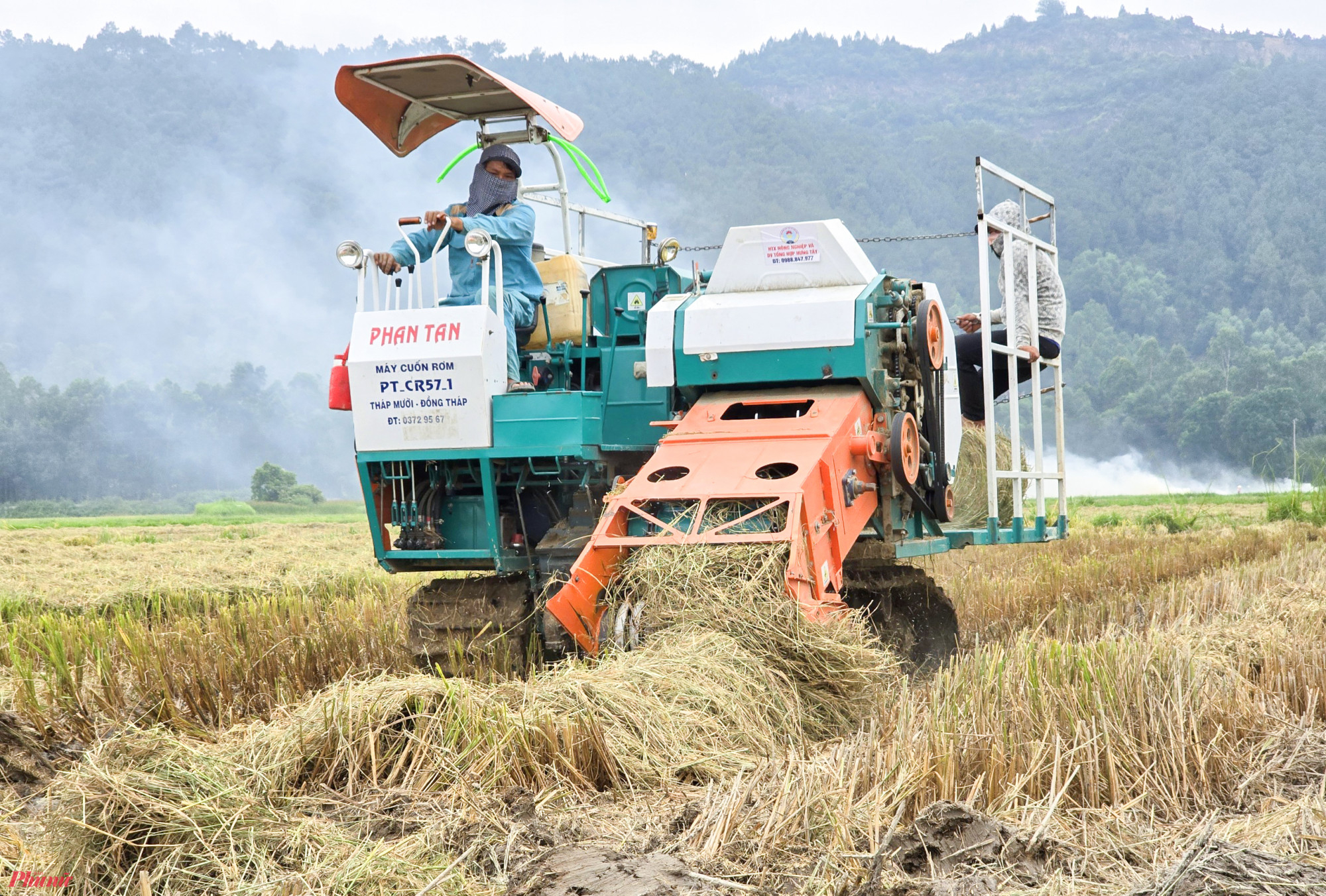 Trước nhu cầu đó, những năm gần đây, nhiều người dân ở Nghệ An đã chi tiền tỉ mua máy cuốn rơm về đi thu gom rơm để tăng năng suất thay vì dùng sức người như trước. Anh Hoàng Văn Anh (trú xã Hưng Tây, huyện Hưng Nguyên, Nghệ An) cho biết, mỗi máy cuốn rơm gần 400 triệu đồng. Một máy cuốn rơm có thể thu hoạch 15 - 20ha mỗi ngày.