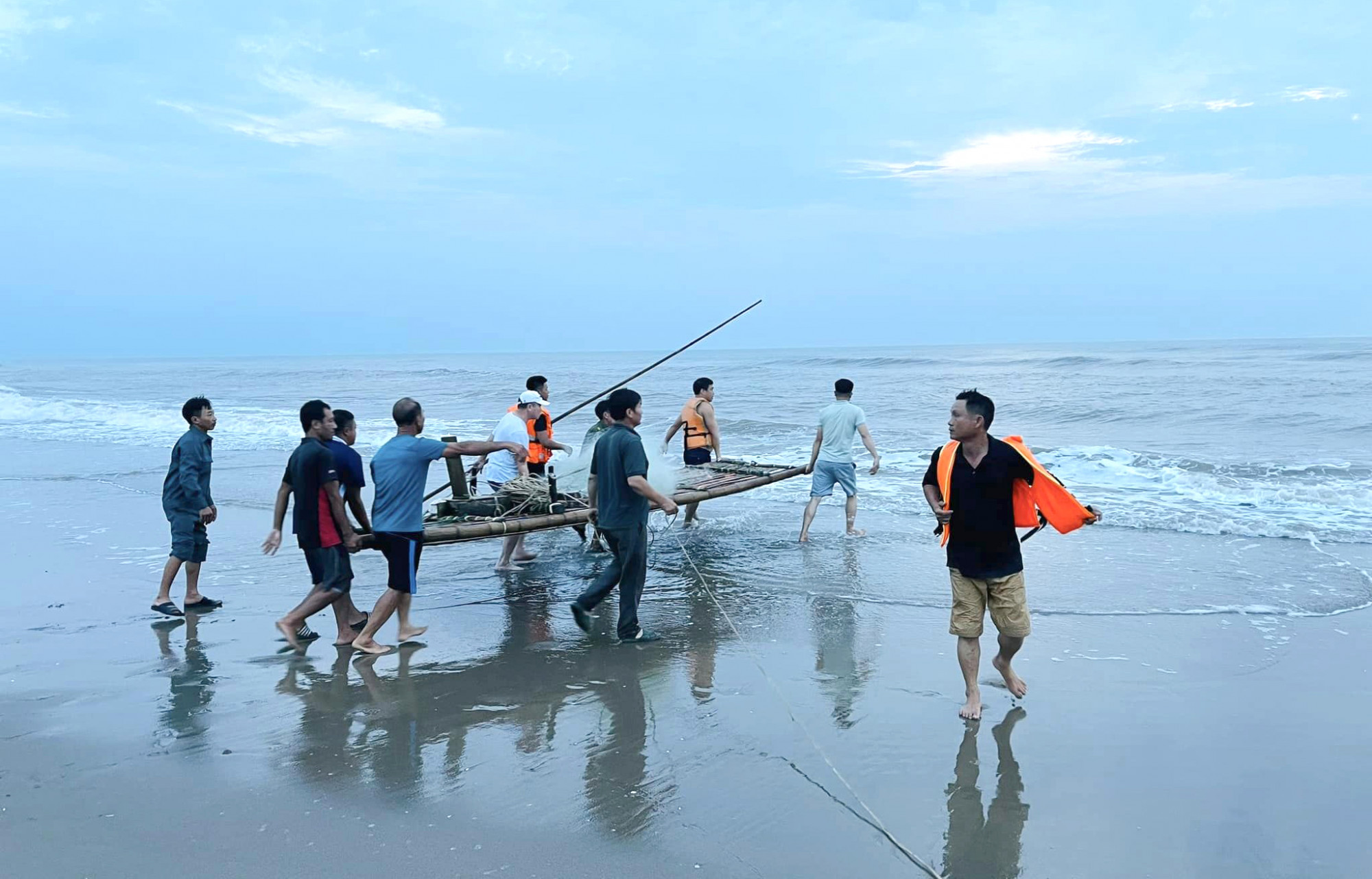 Thuyền thúng, bè mảng được huy động để tiếp tục tìm kiếm học sinh còn lại - Ảnh: Khánh Trung