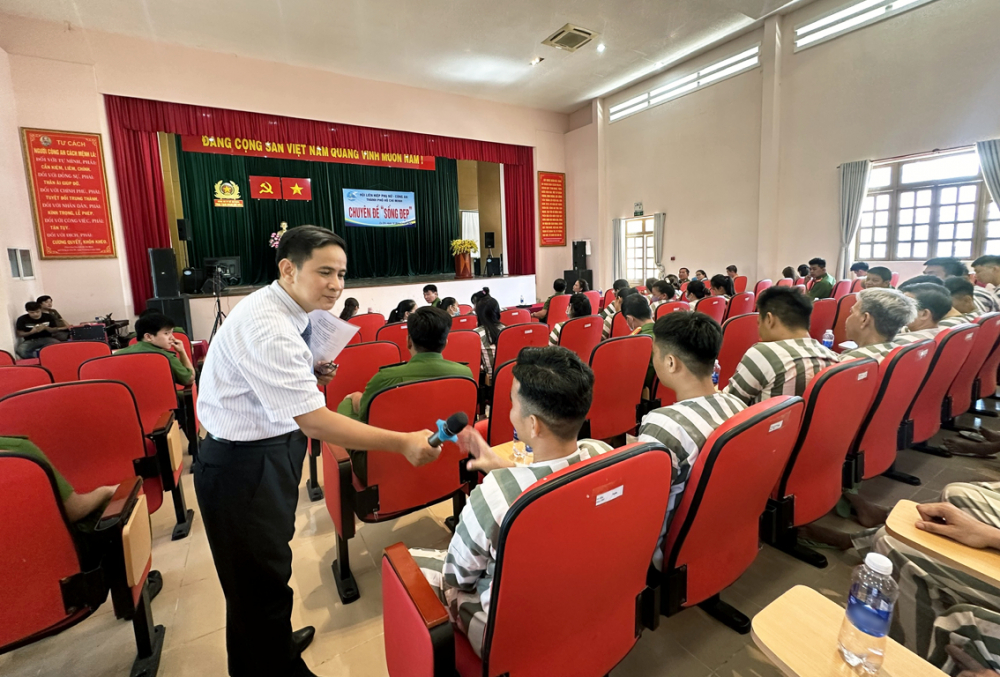 Tiến sĩ Nguyễn Hiệp Trí đang truyền thông điệp tích cực cho các phạm nhân tại trại tạm giam Chí Hòa