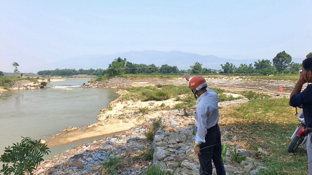 Người dân xã Đại An (huyện Đại Lộc, Quảng Nam) bức xúc khi đập ngăn nước sông Quảng Huế gây sạt lở và thiếu nước cho sản xuất