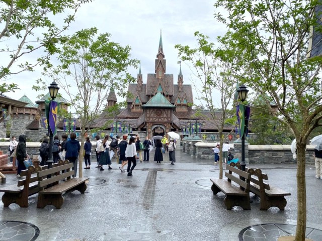 Tokyo DisneySea là một trong những địa điểm nổi tiếng, được nhiều người ưa thích lựa chọn khi đặt chân đến Nhật Bản. Khu vực này nằm trong tổng thể của Tokyo Disney Resort ở khu vực vịnh Tokyo, tại thành phố Urayasu thuộc tỉnh Chiba Nhật Bản.Khu vui chơi mới trị giá 2 tỷ USD đã mở cửa đón giới truyền thông vào tuần qua