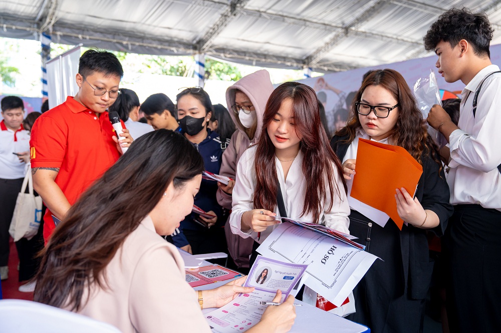 Sinh viên có cơ hội phỏng vấn trực tiếp cùng nhà tuyển dụng để “săn” việc - Ảnh: HUTECH