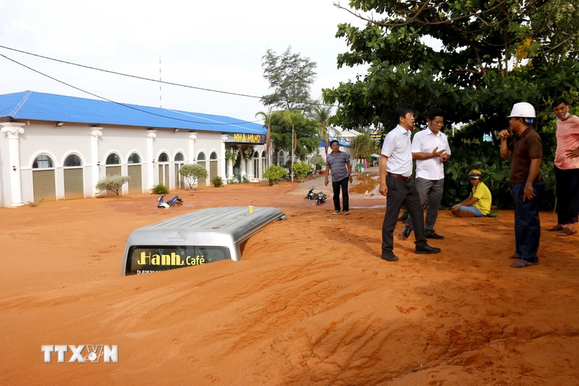 Lãnh đạo thành phố Phan Thiết có mặt tại hiện trường chỉ đạo khắc phục khẩn trương sự cố cát tràn - Ảnh: TTXVN