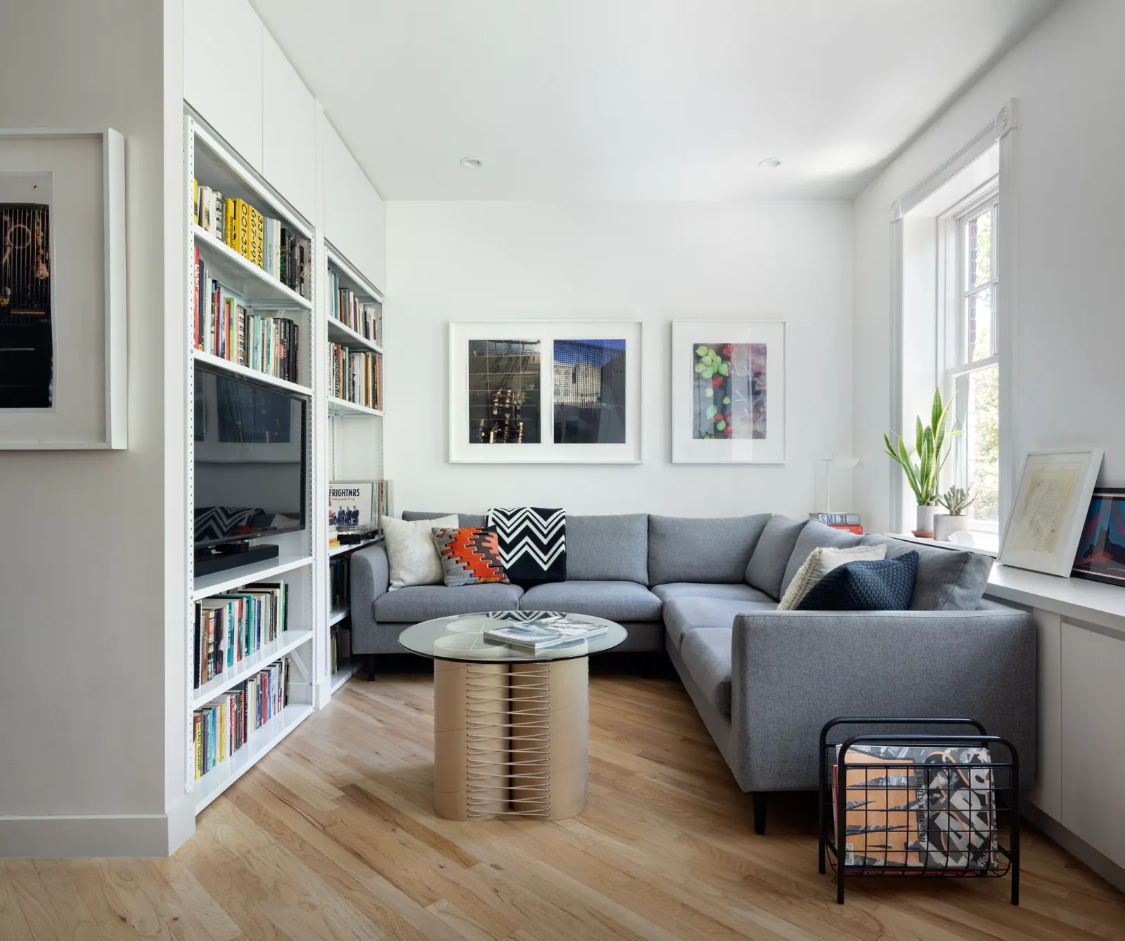 Để lấp đầy toàn bộ bức tường phòng khách, hãy thêm một bức tường gồm những giá sách âm tường — hoặc những tủ sách độc lập — giống như trong căn hộ ở Brooklyn của nhà thiết kế Ryan Brooke Thomas.