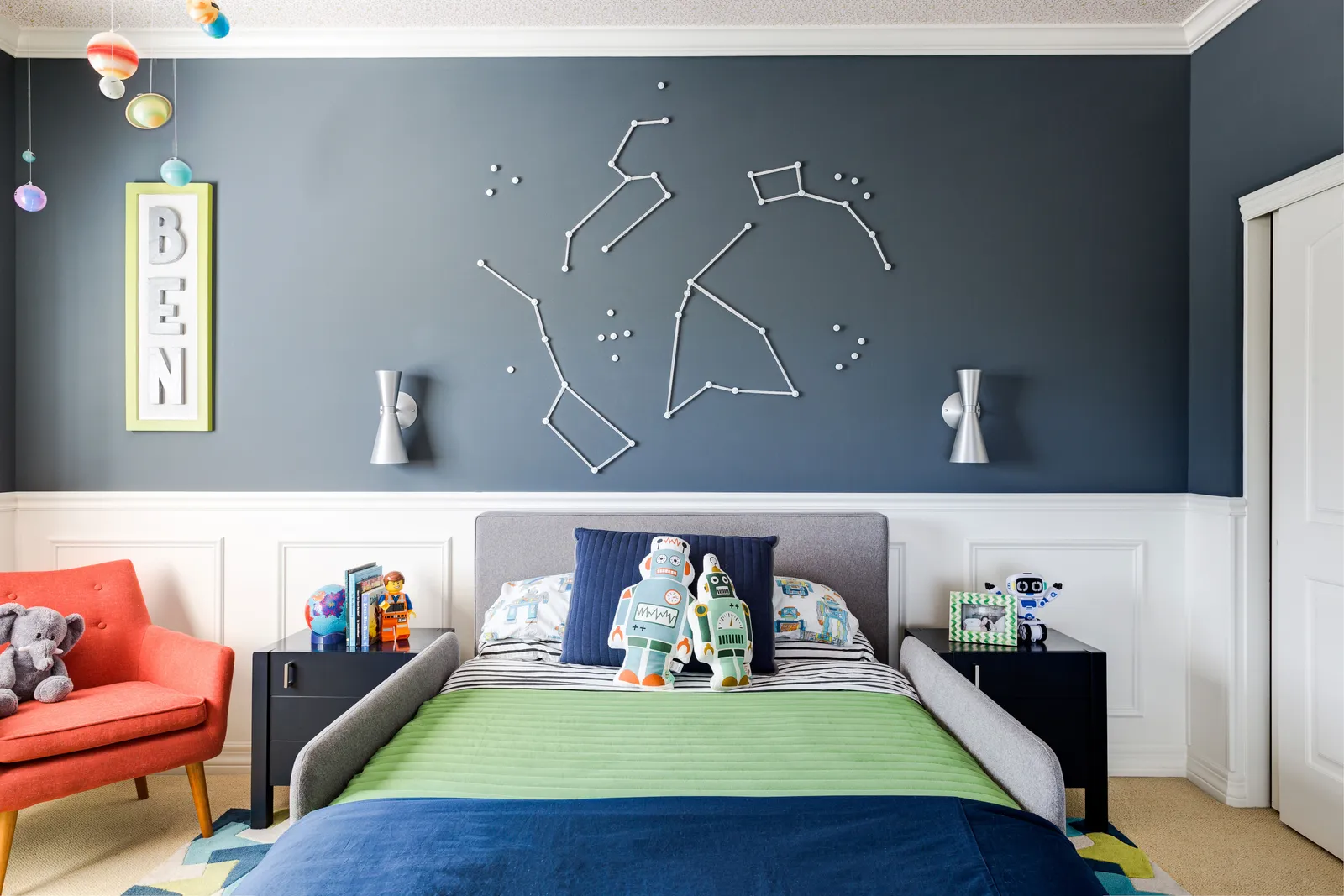Thiết kế một vũ trụ nhỏ phía trên đầu giường của bạn. Nhìn thấy ở đây trong phòng ngủ của trẻ em, điều này có thể dễ dàng phù hợp với mọi lứa tuổi. Đây là một dự án DIY có tác động mạnh mẽ nhưng dễ dàng: Chỉ cần tạo một mẫu, dán nó lên tường và xâu sợi len màu trắng vào giữa các đinh lợp mái (sơn màu trắng để trông giống những ngôi sao).