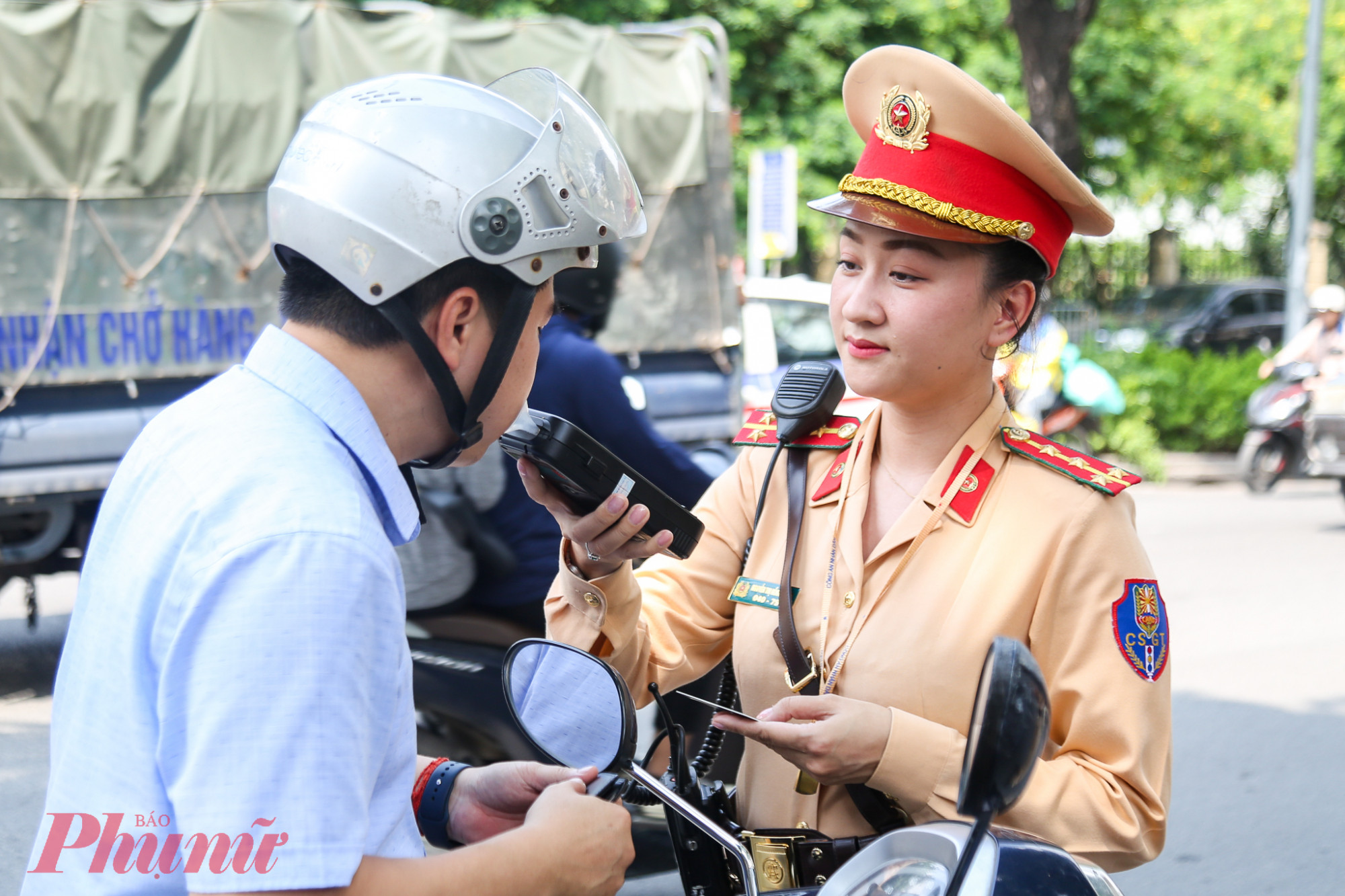 ‘Bóng hồng’ cảnh sát giao thông Hà Nội ra đường kiểm tra nồng độ cồn.