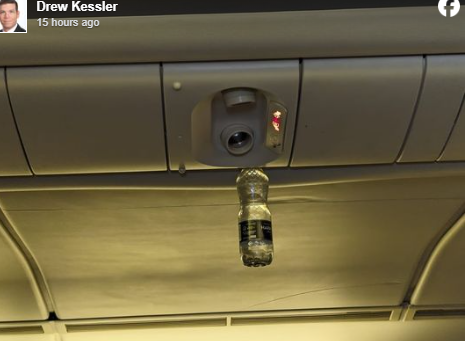 Hành khách Drew Kessler đã chia sẻ trên Facebook bức ảnh chai nước của anh ta nằm trên trần máy bay
