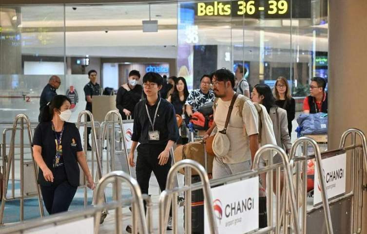 Những hành khách không bị thương đã trở lại sân bay Changi trên chuyến bay đặc biệt SQ9071 từ Bangkok, hạ cánh vào khoảng 5 giờ sáng ngày 22/5. ẢNH ST: ARIFFIN JAMAR