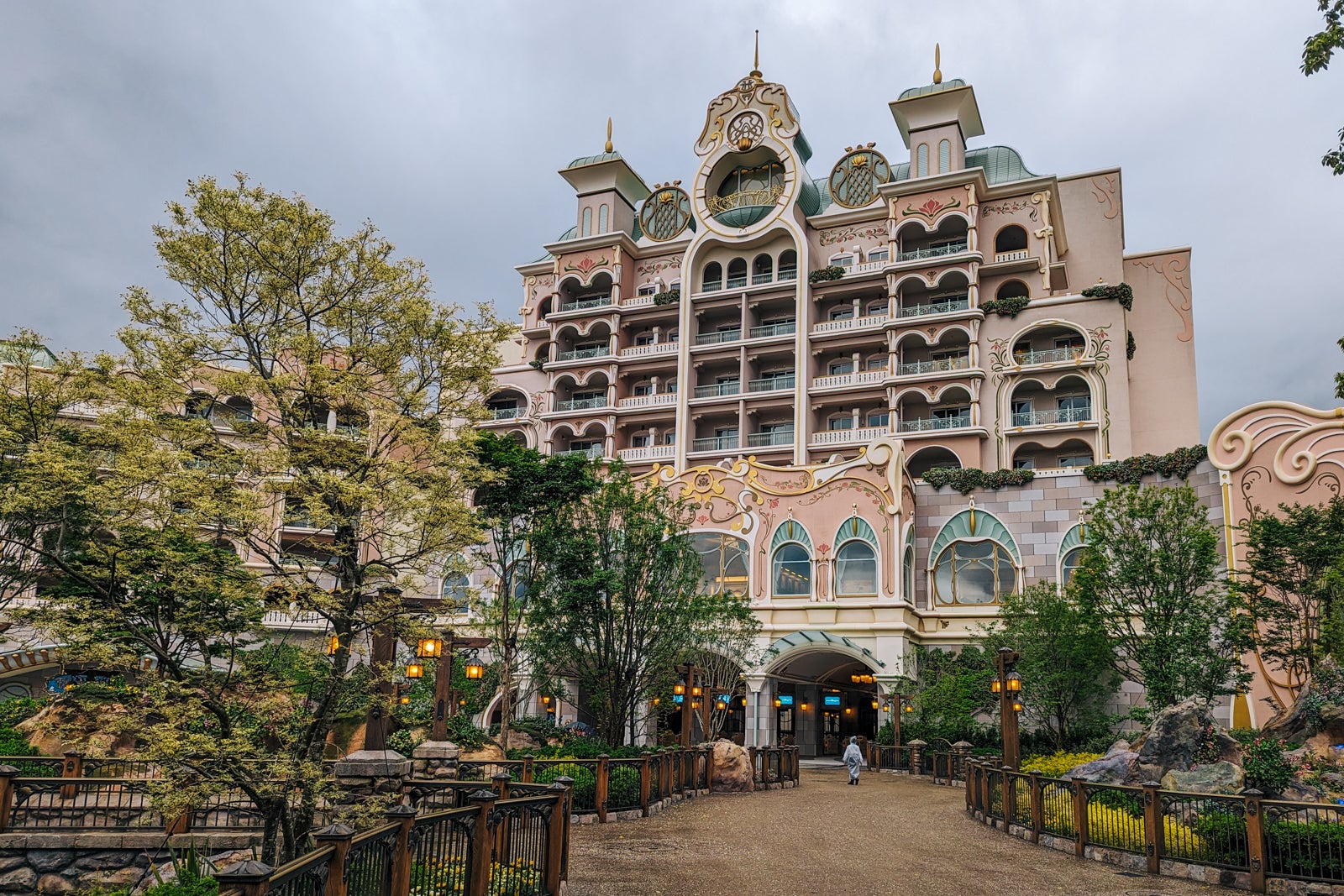 Ngoài 3 điểm tham quan trên, trong khu vui chơi mới mở còn có khách sạn mới xây Tokyo DisneySea Fantasy Springs. Khách sạn gồm 2 tòa nhà, loại sang là Grand Chateau (56 phòng) và loại deluxe là Fantasy Chateau (419 phòng). Giá phòng khá cao từ 66.000 yên (420 USD) đến 300.000 yên (khoảng 1.930 USD). 