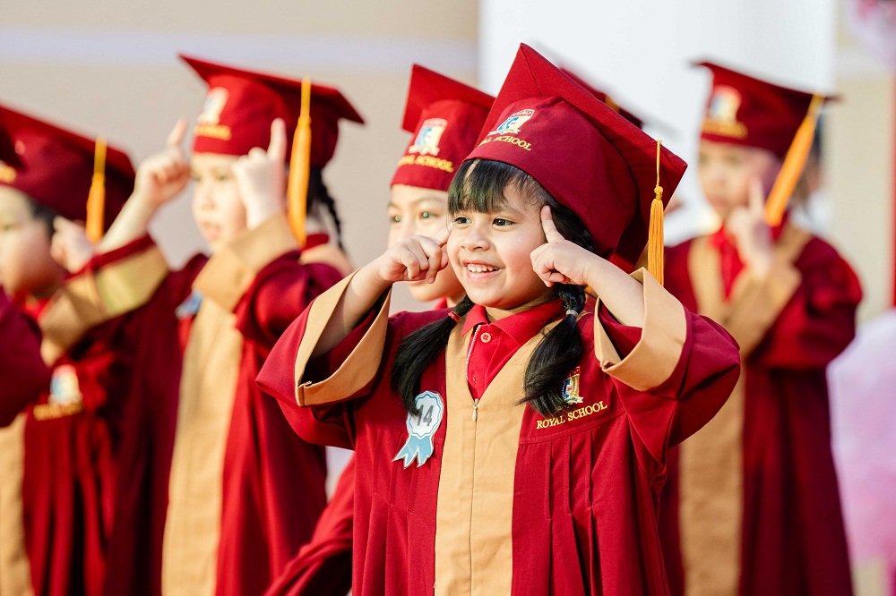 Học sinh khối K chính thức tốt nghiệp cấp học mầm non để bắt đầu hành trình lớp Một - Ảnh: Royal School