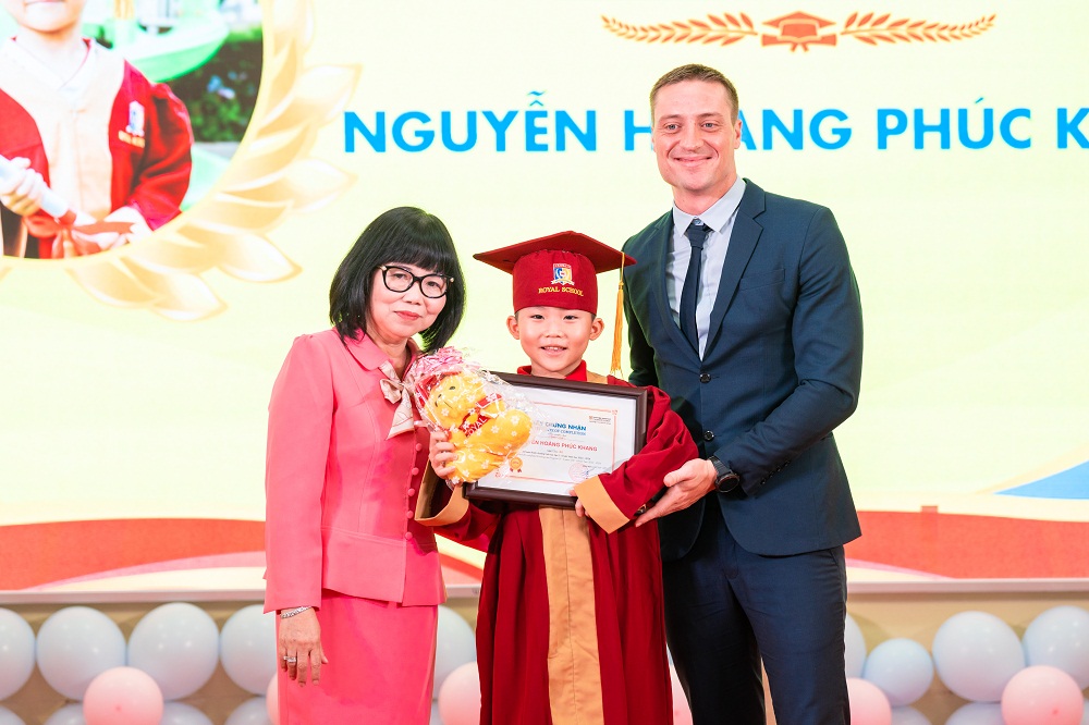 Học sinh thích thú khi nhận phần thưởng trước sự chứng kiến của ba mẹ, thầy cô - Ảnh: Royal School