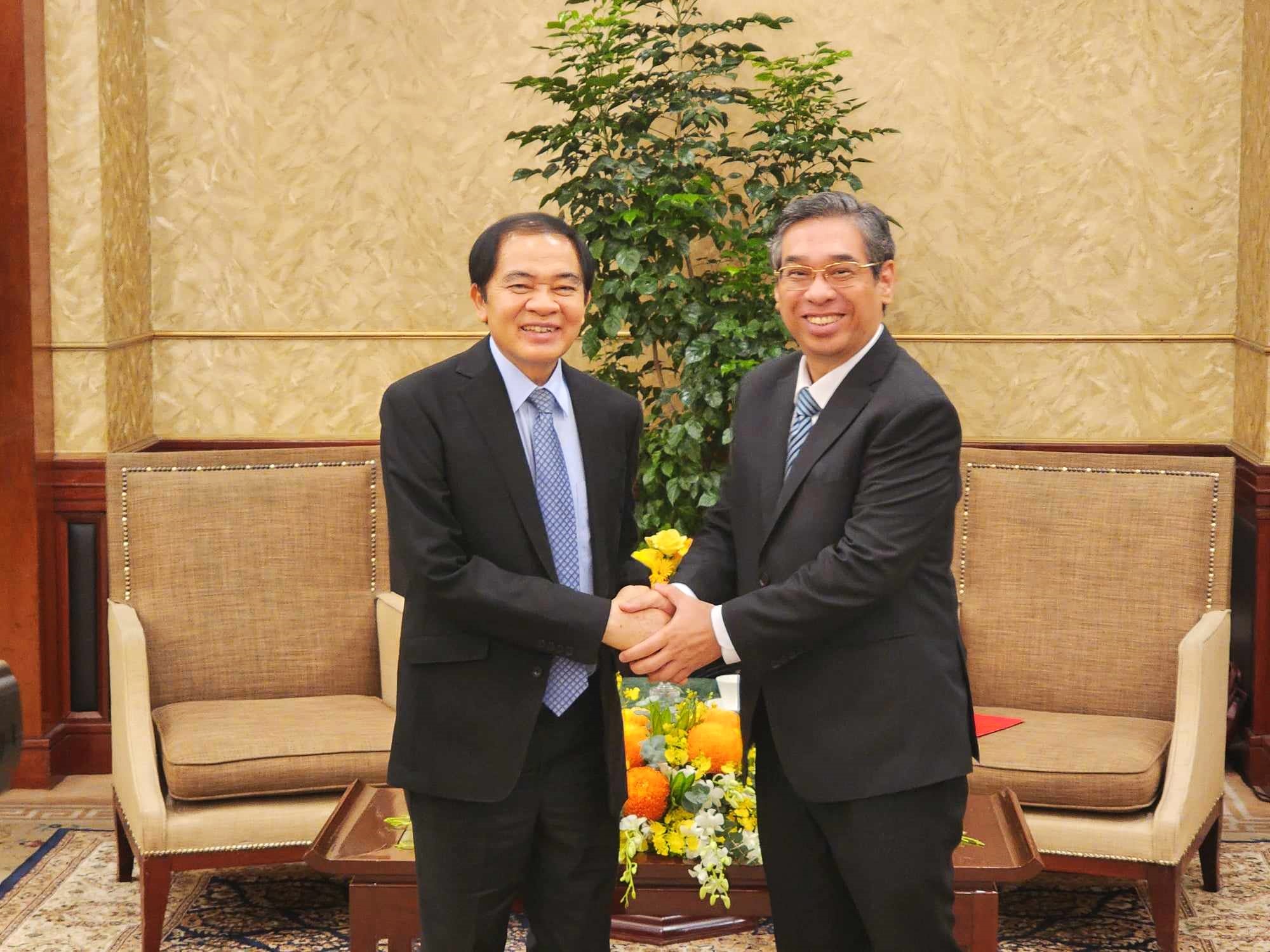 Phó Bí thư Thành ủy TPHCM Nguyễn Phước Lộc (phải) tiếp ông Khamsay Saysompheng - Bí thư, Tỉnh trưởng tỉnh Hủa Phăn