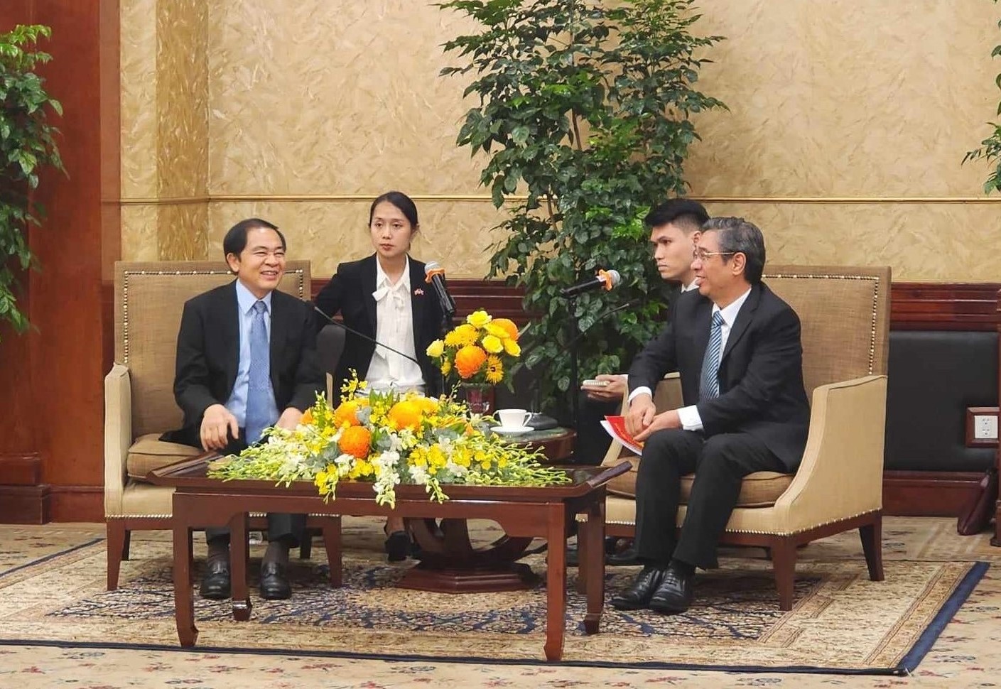 Phó bí thư Thành ủy Nguyễn Phước Lộc trò chuyện cùng ông Khăm-pheng Xay-sổm-pheng 