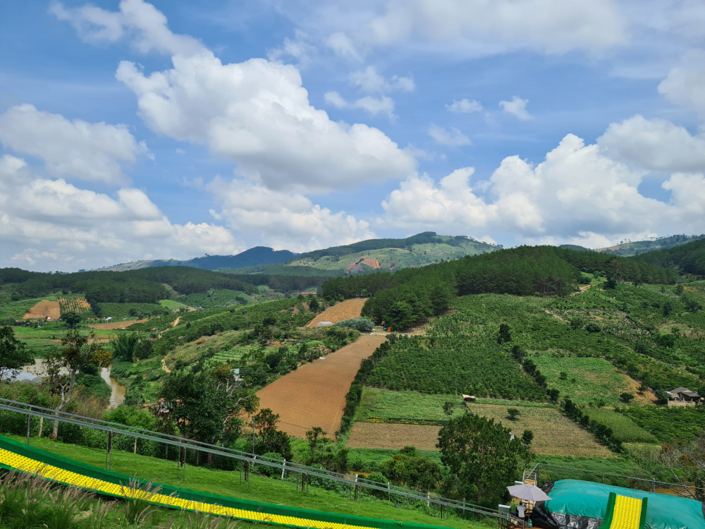 Khi mặt trời đã lên cao, Chika Farm tại thôn Tà Nùng sẽ là điểm đến tuyệt vời với những trò chơi cảm giác mạnh thú vị cùng khung cảnh đồi núi hùng vĩ.