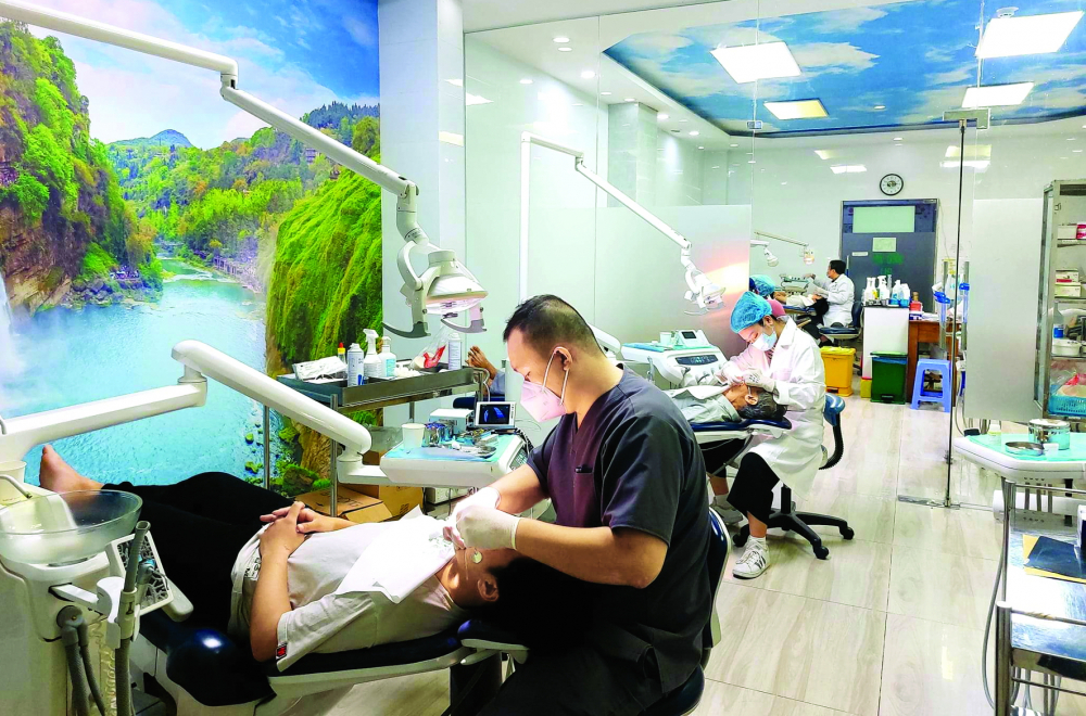 Bác sĩ đang điều trị bệnh lý về răng cho bệnh nhân tại Khoa Răng - Hàm - Mặt Bệnh viện Lê Văn Thịnh - ẢNH: Q.C.